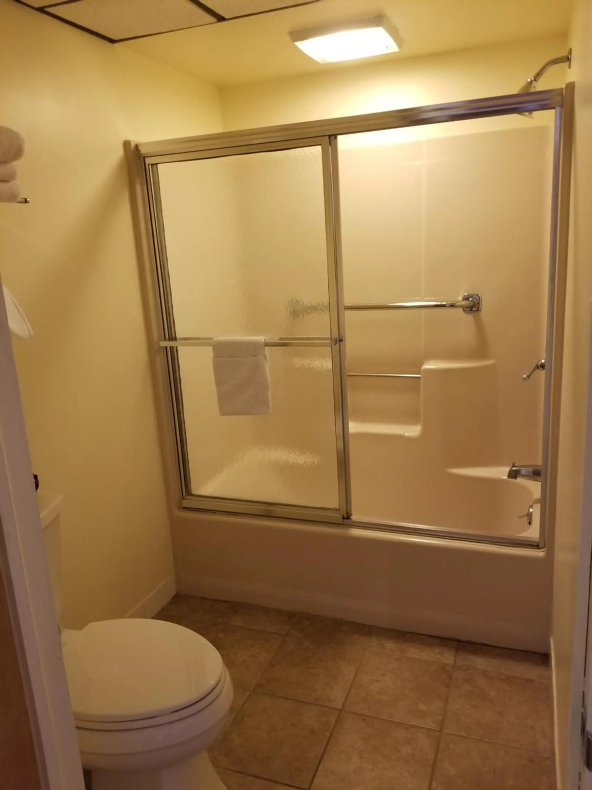 Bathroom in Classic Inn Lancaster