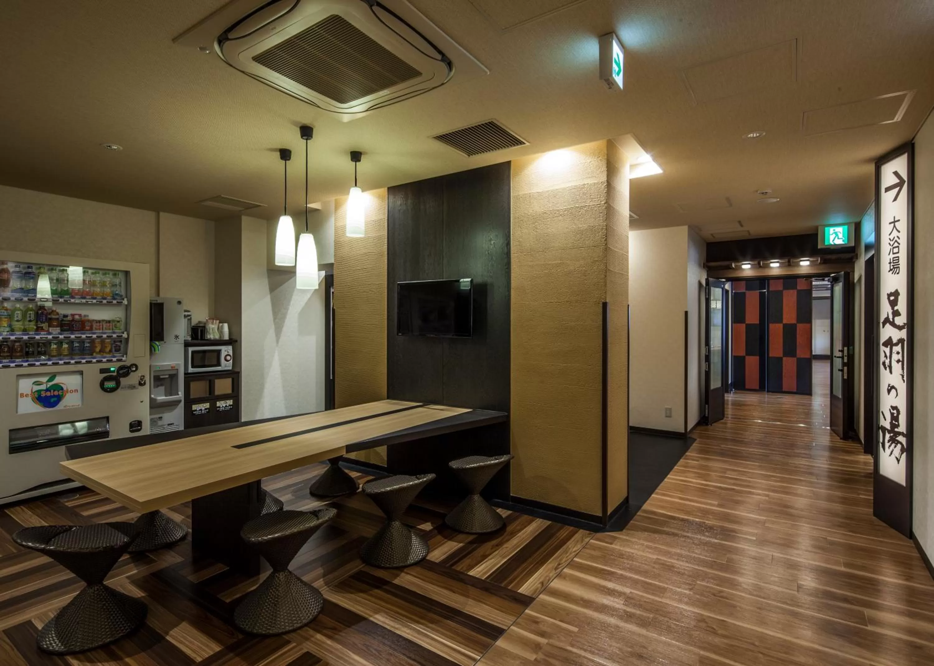 Communal lounge/ TV room in Fukui Manten Hotel Ekimae