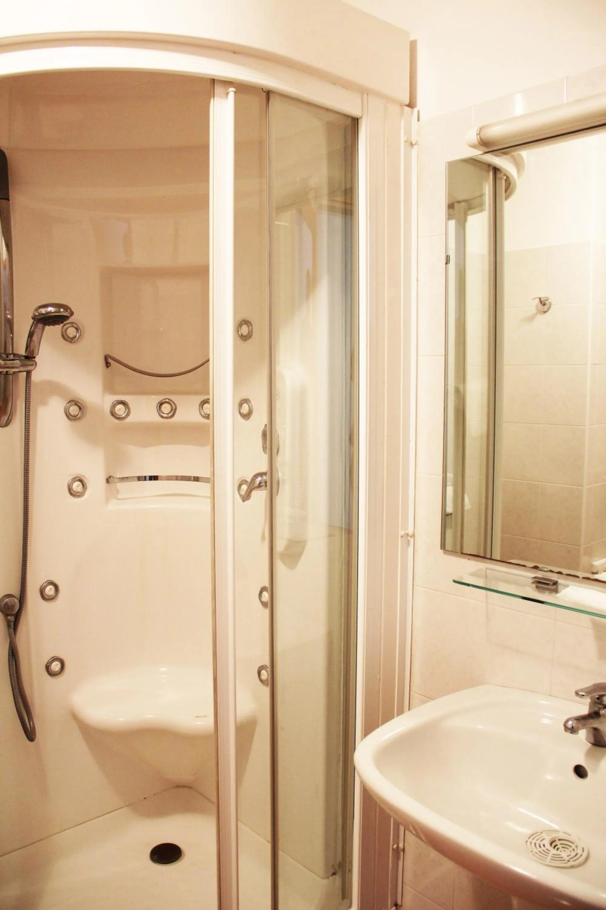 Shower in Albergo Al Viale