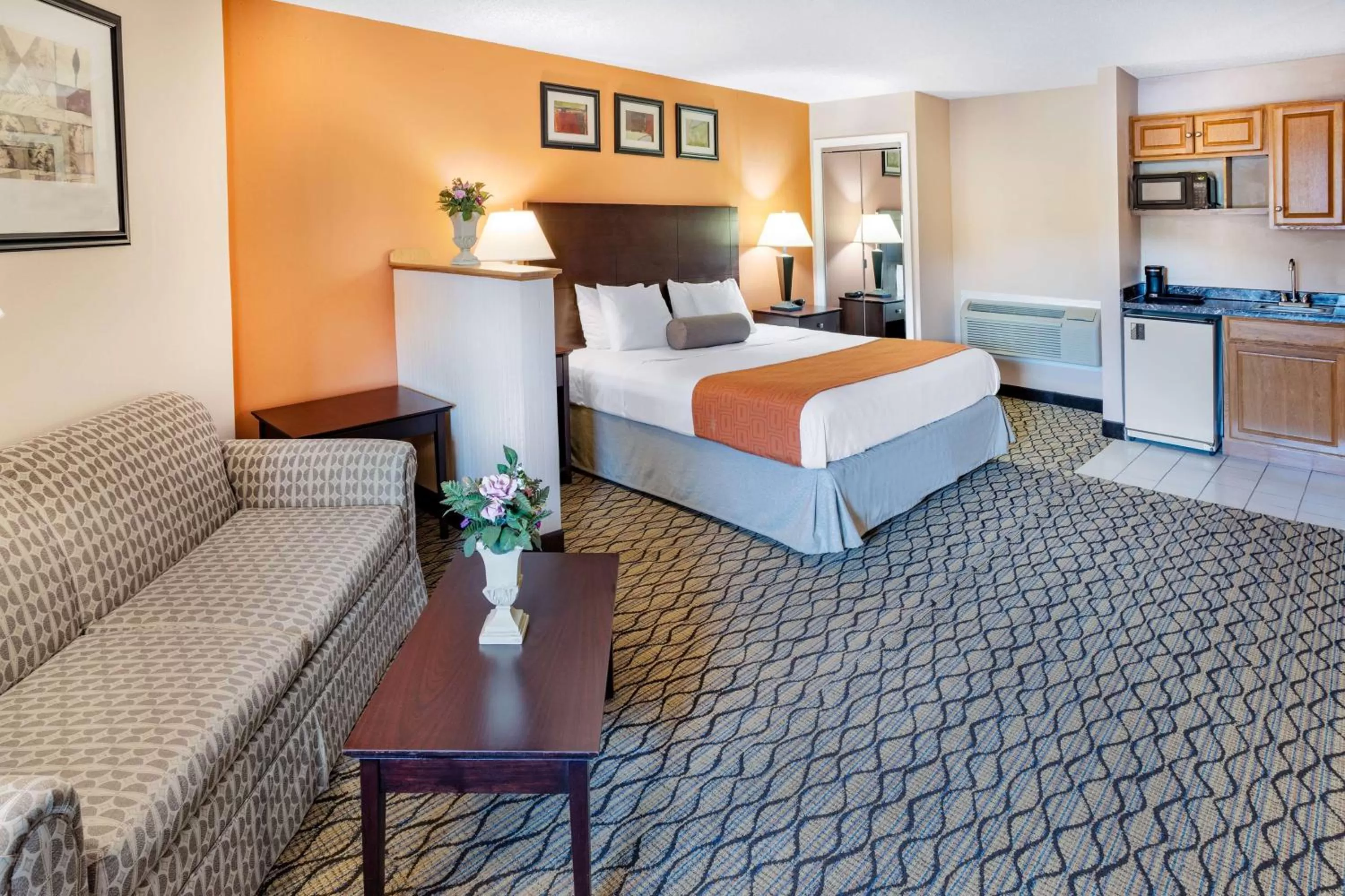 Photo of the whole room, Bed in Howard Johnson by Wyndham Lenox