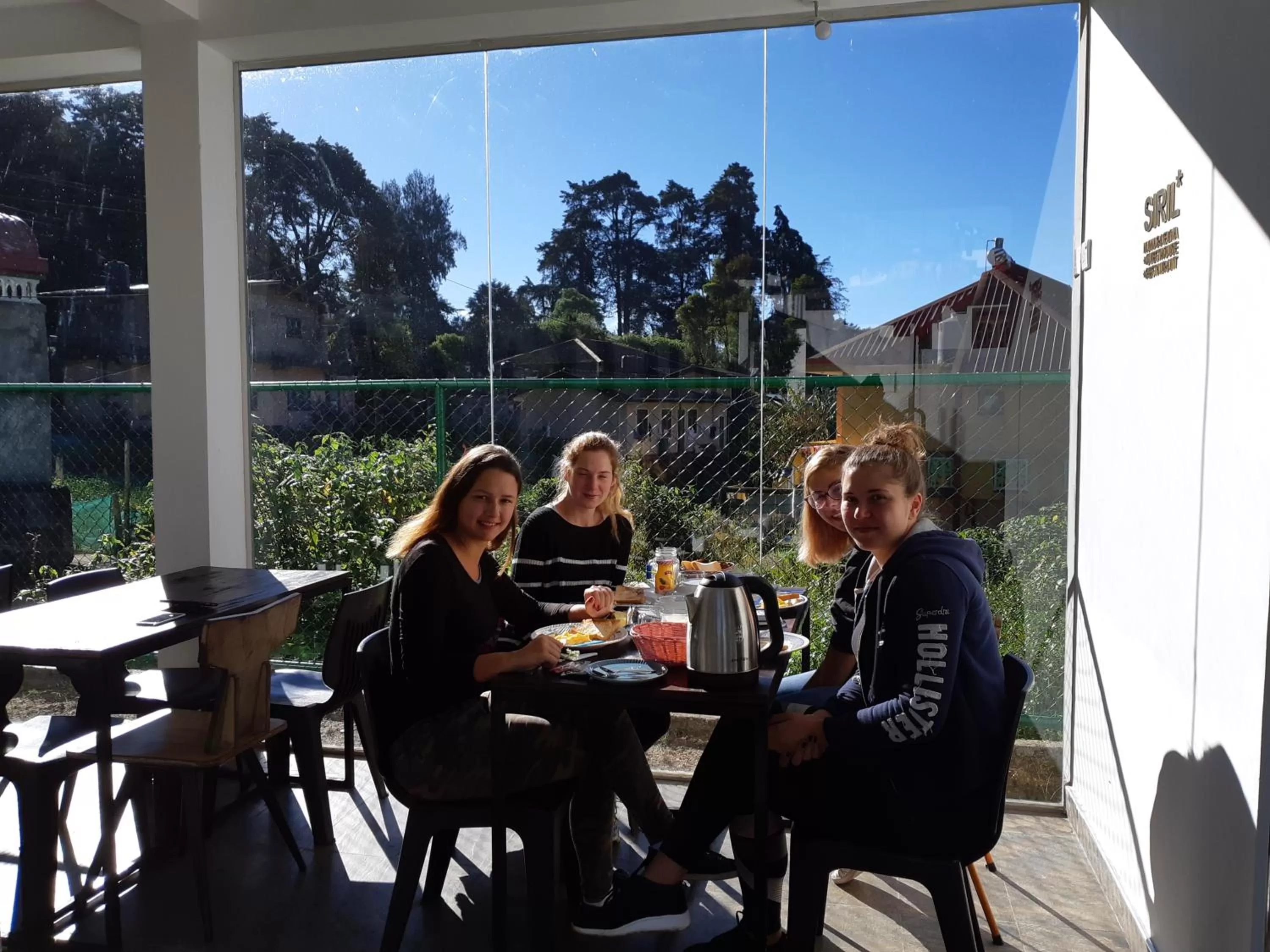 Restaurant/places to eat in Siril Guesthouse Hostel