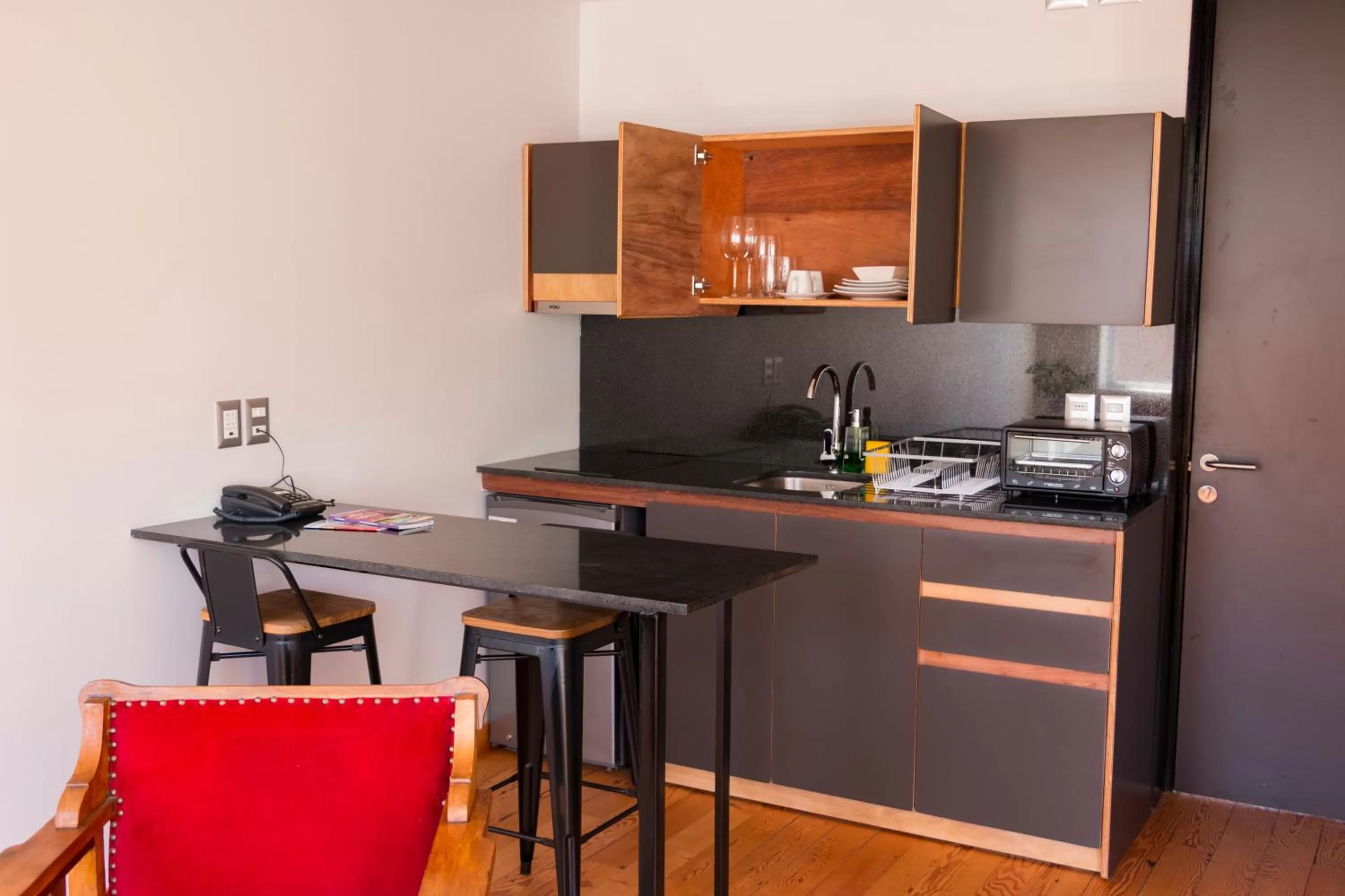 Kitchen or kitchenette, Kitchen/Kitchenette in Augusta Hotel