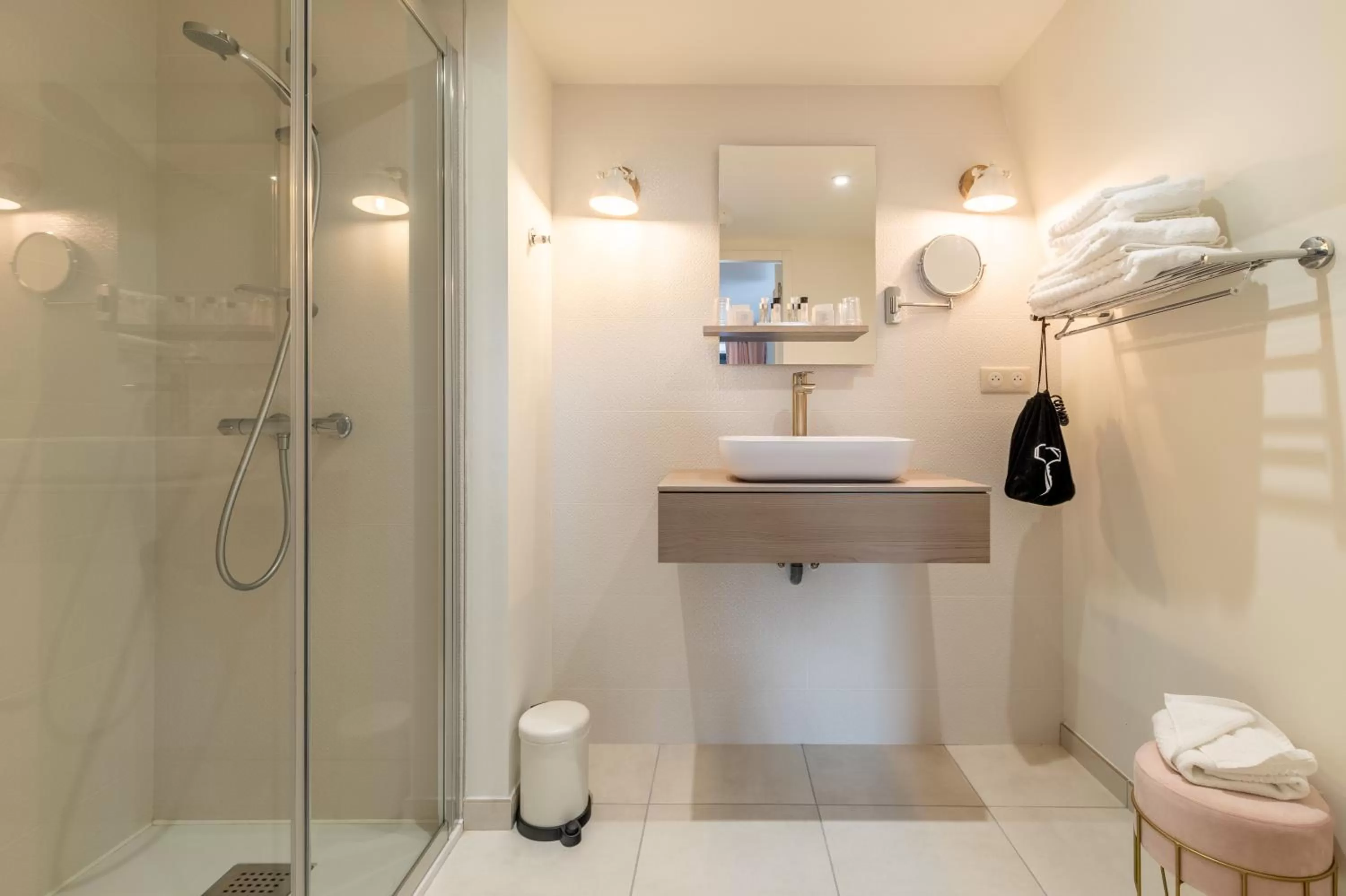 Shower in Hôtel Échappée en Baie - Parking privé gratuit dont forfaits bornes électriques réservable