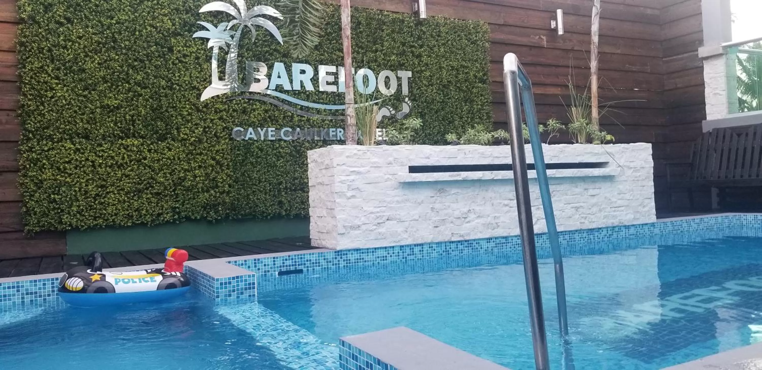 Swimming pool in Barefoot Caye Caulker Hotel