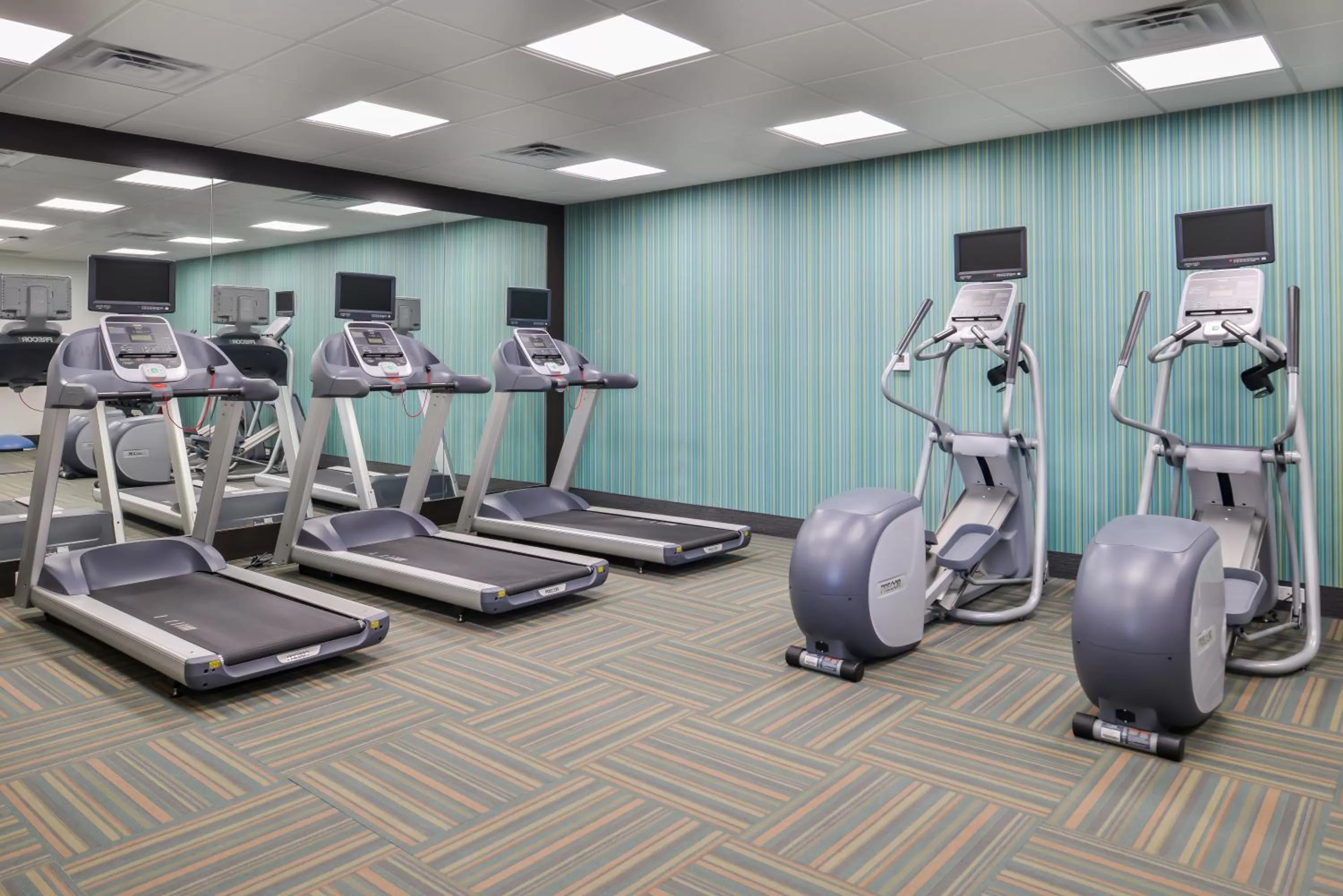 Fitness centre/facilities in Holiday Inn Express & Suites - Kansas City - Lee's Summit by IHG