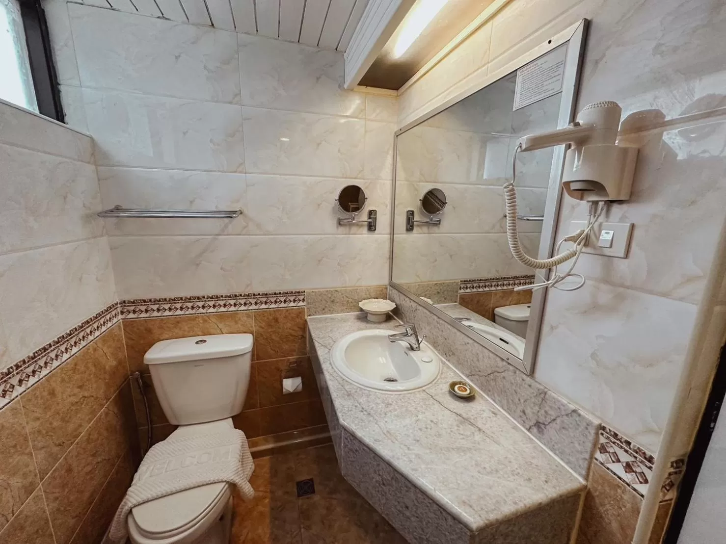 Bathroom in Hotel De Khuvieng