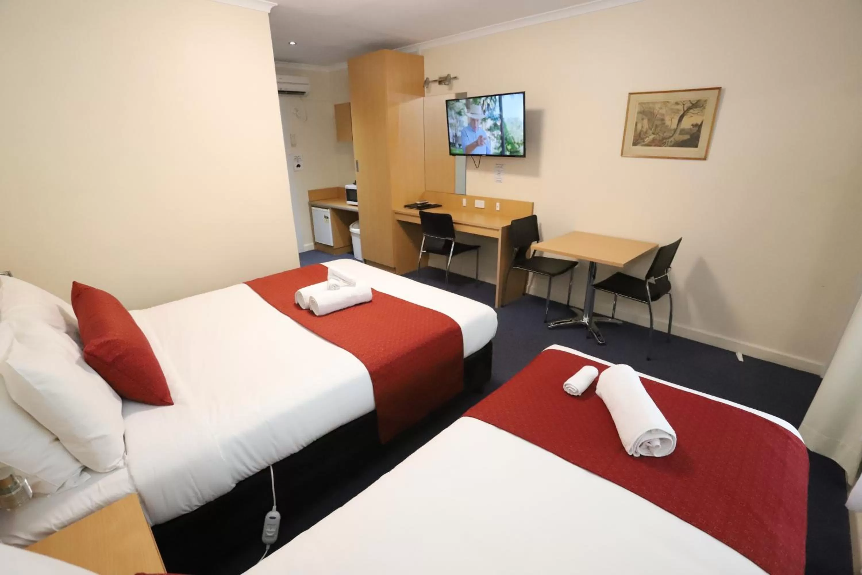 Property building, Bed in Townhouse Motel Cowra