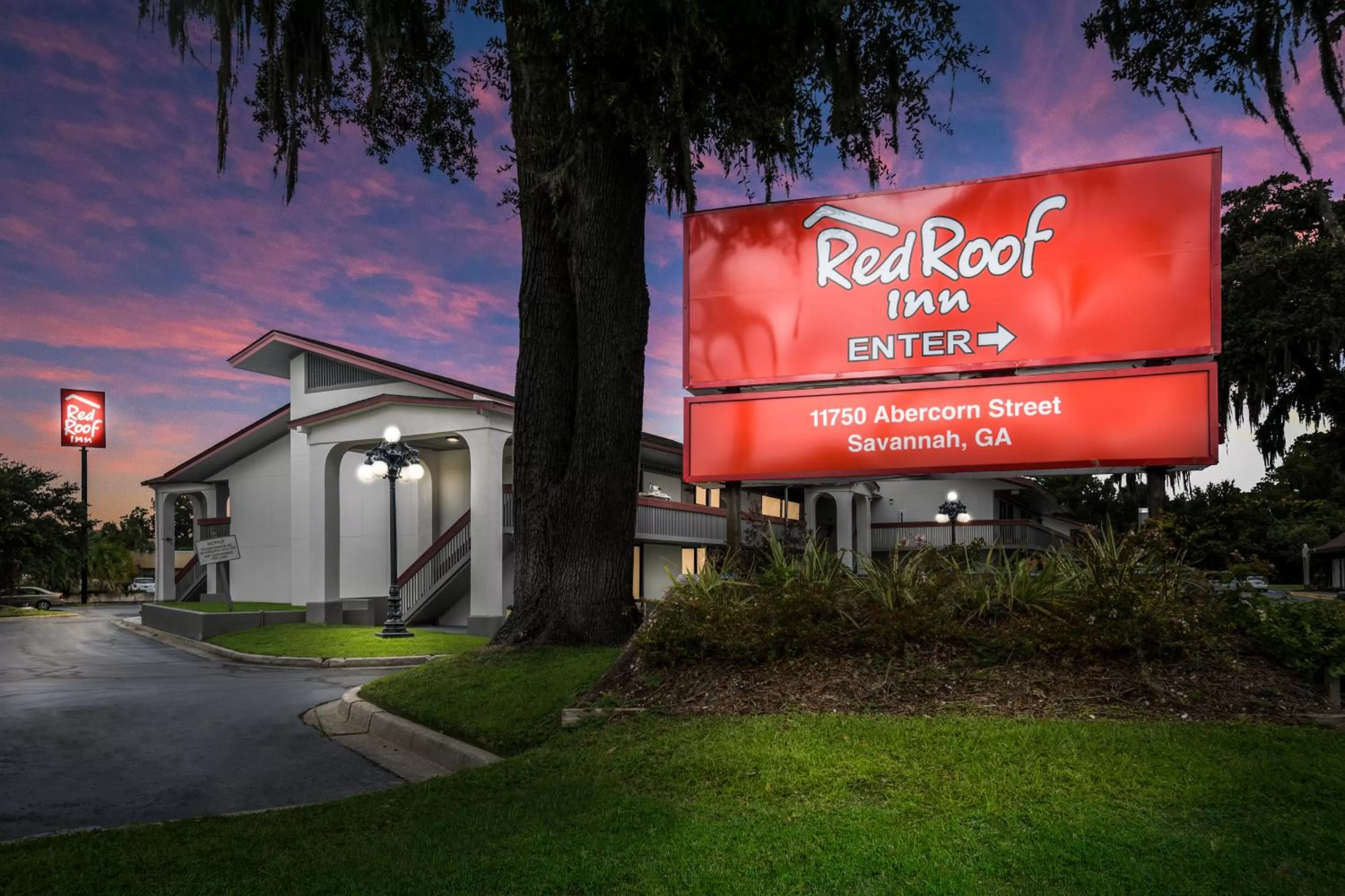 Property building in Red Roof Inn Savannah – Southside/Midtown
