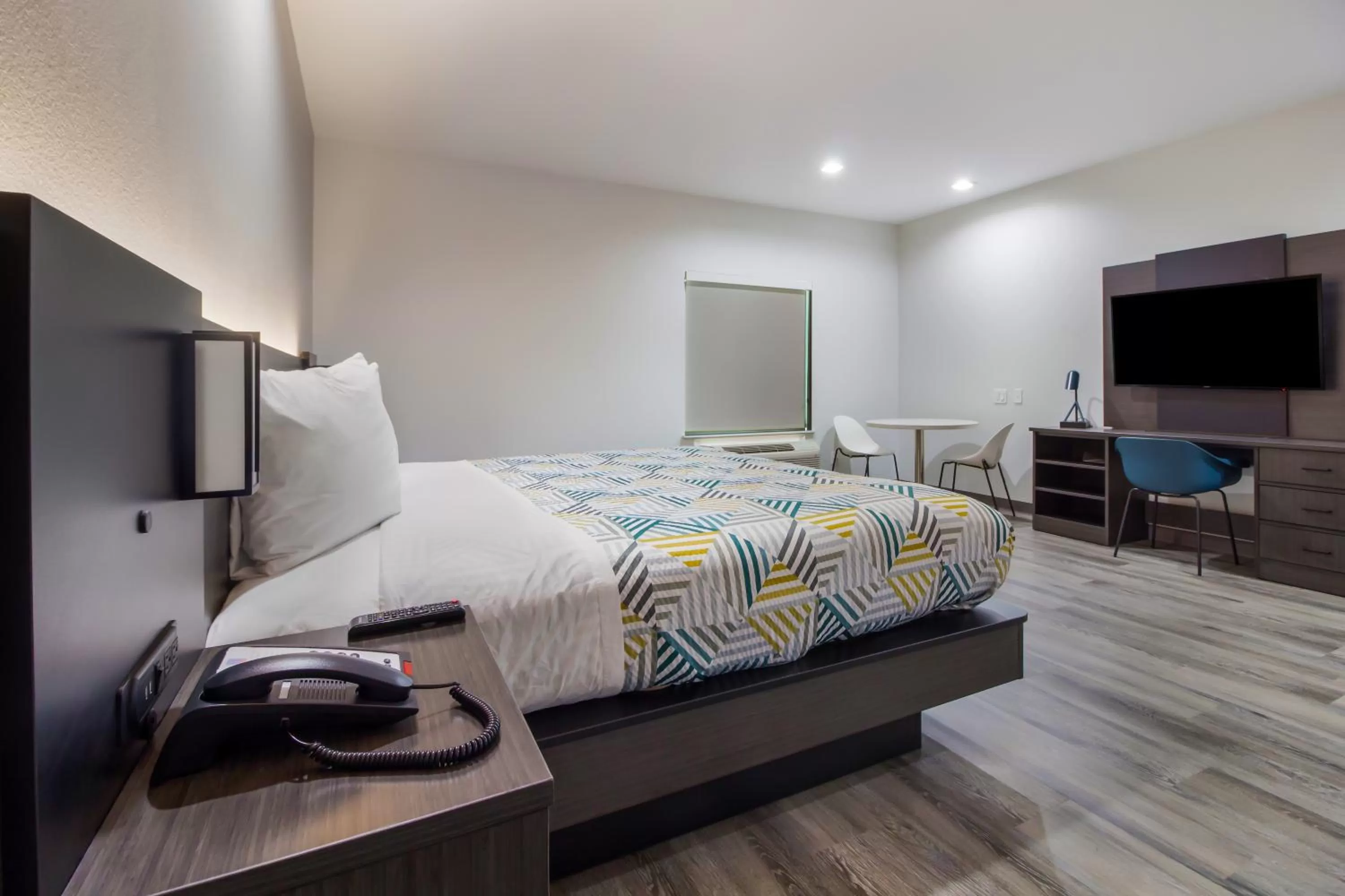 Bed in Studio 6 Katy, Tx