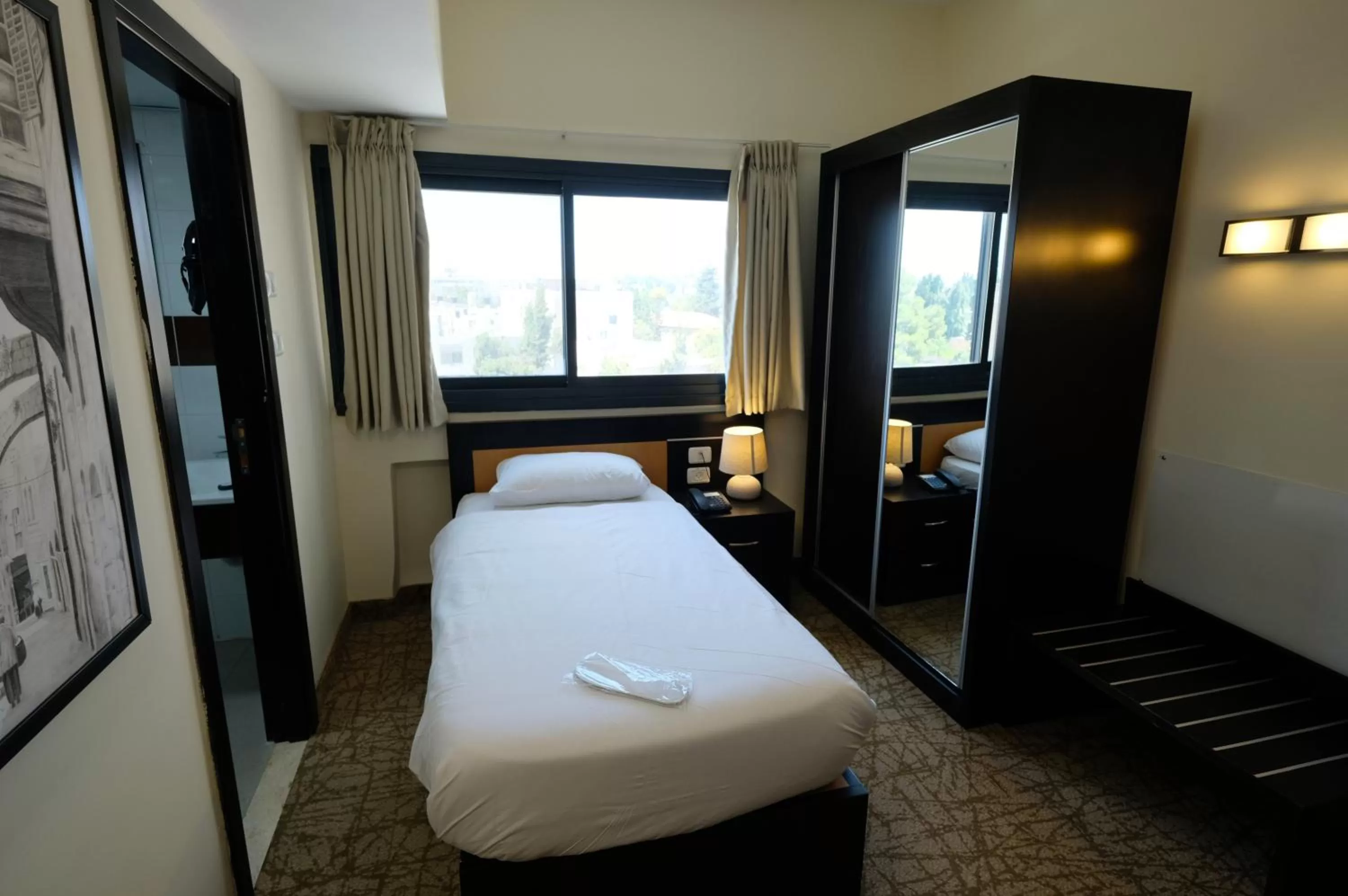 Photo of the whole room, Bed in New Capitol Hotel - Jerusalem