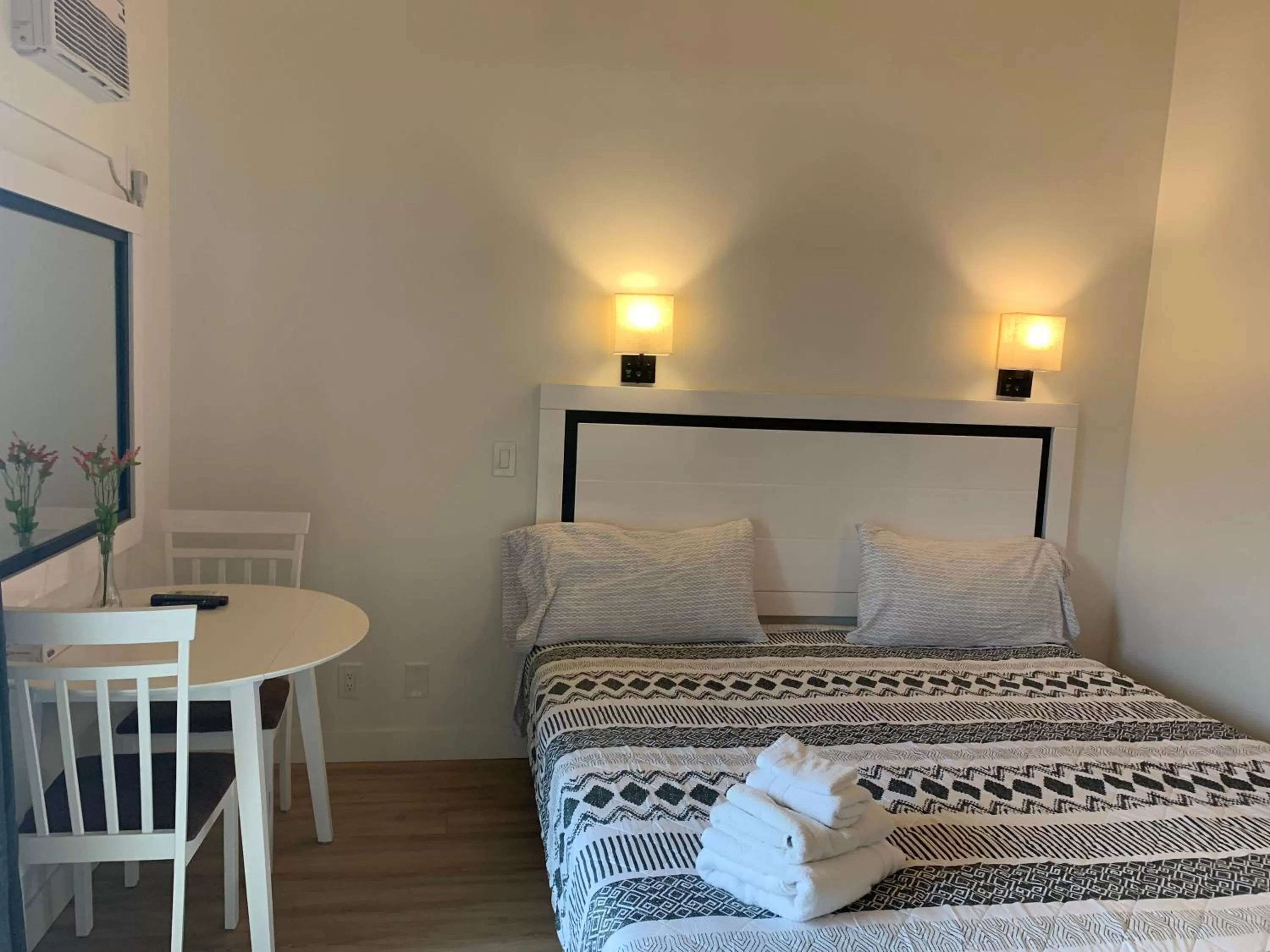 Bedroom, Bed in Destination Inn Cache Creek