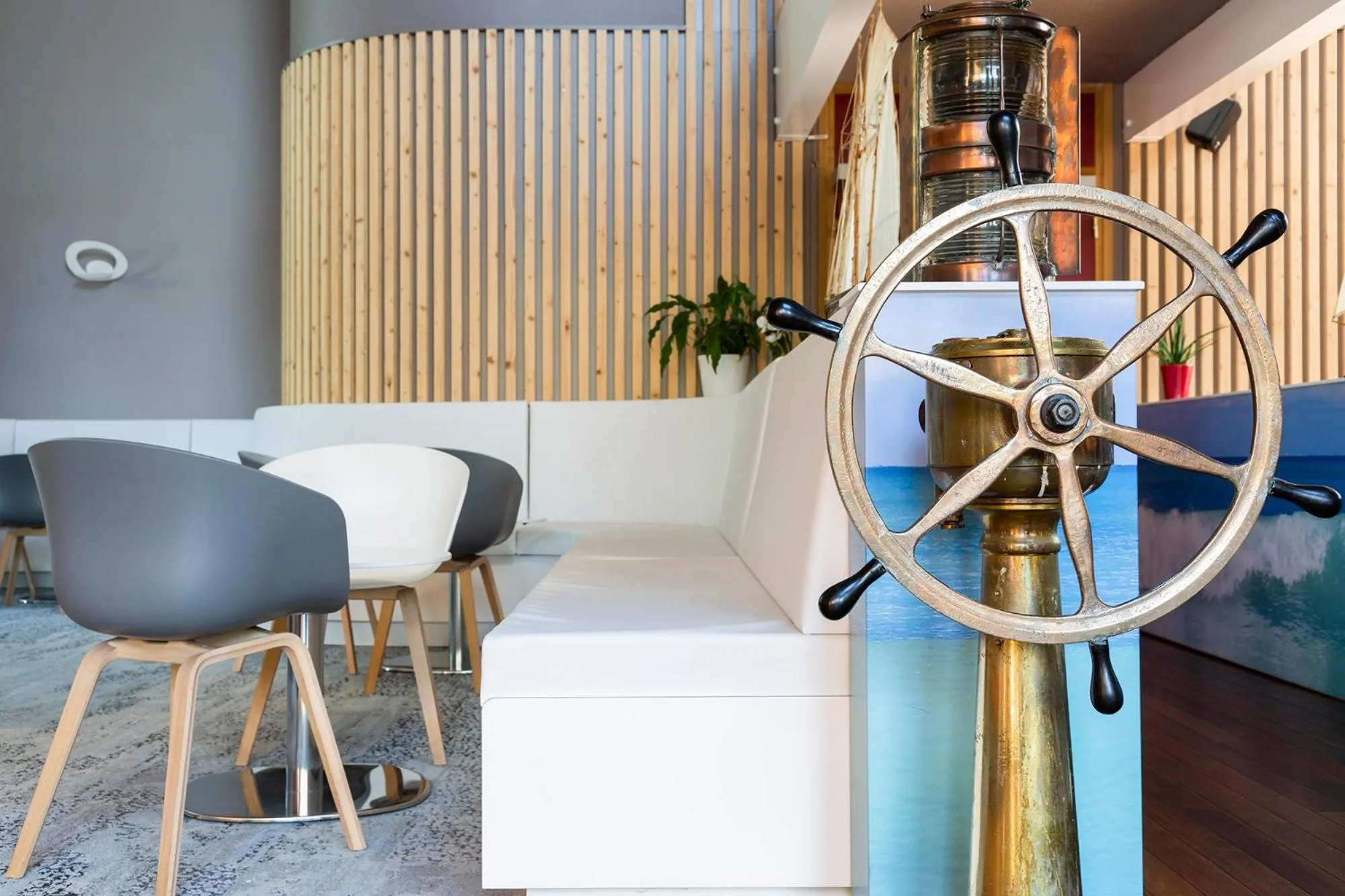 Lounge or bar in The Originals City, Hôtel Le Sextant, Toulouse Sud