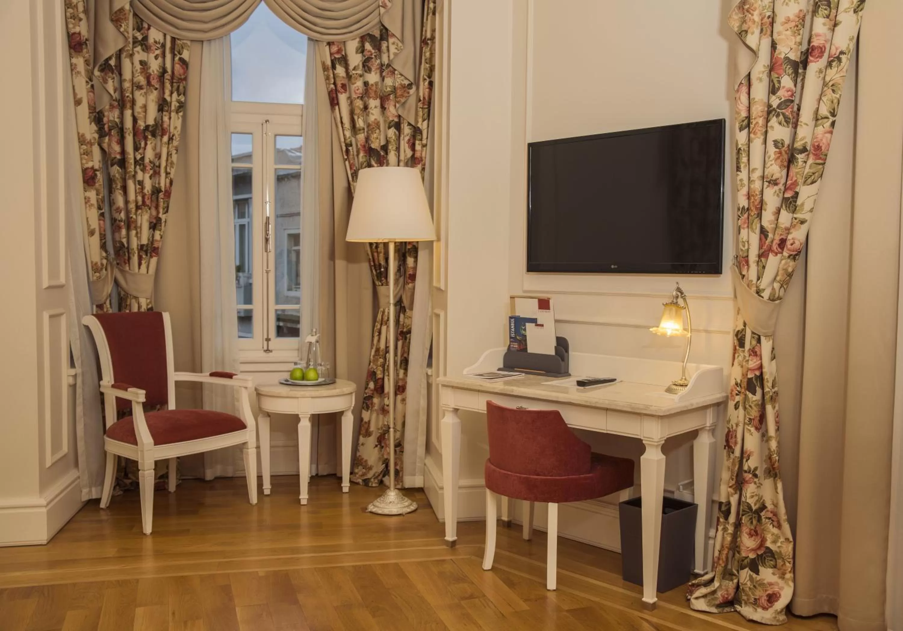 TV and multimedia in Corinne Art & Boutique Hotel