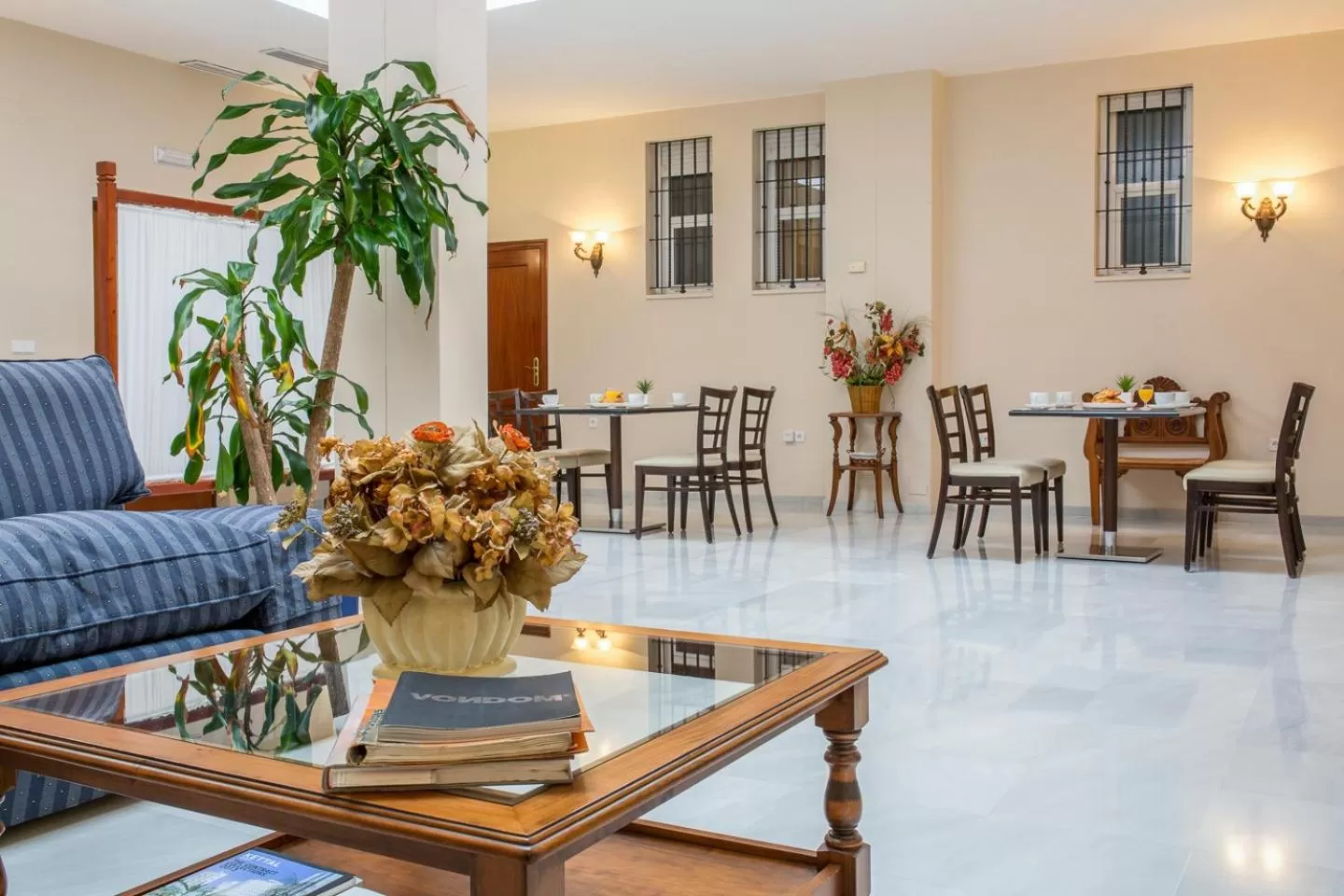 Communal lounge/ TV room in Hotel Gran Avenida