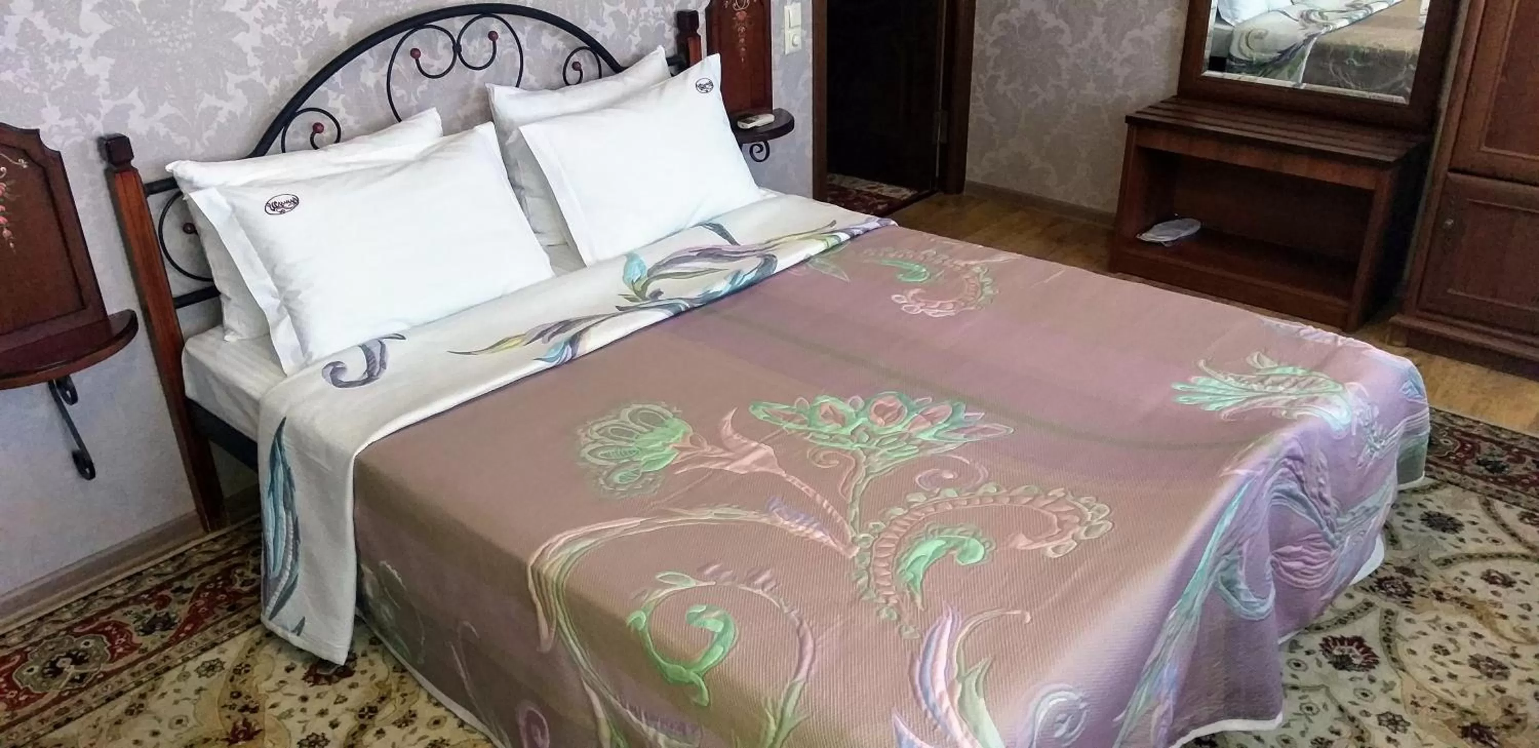 Photo of the whole room, Bed in Shalanda