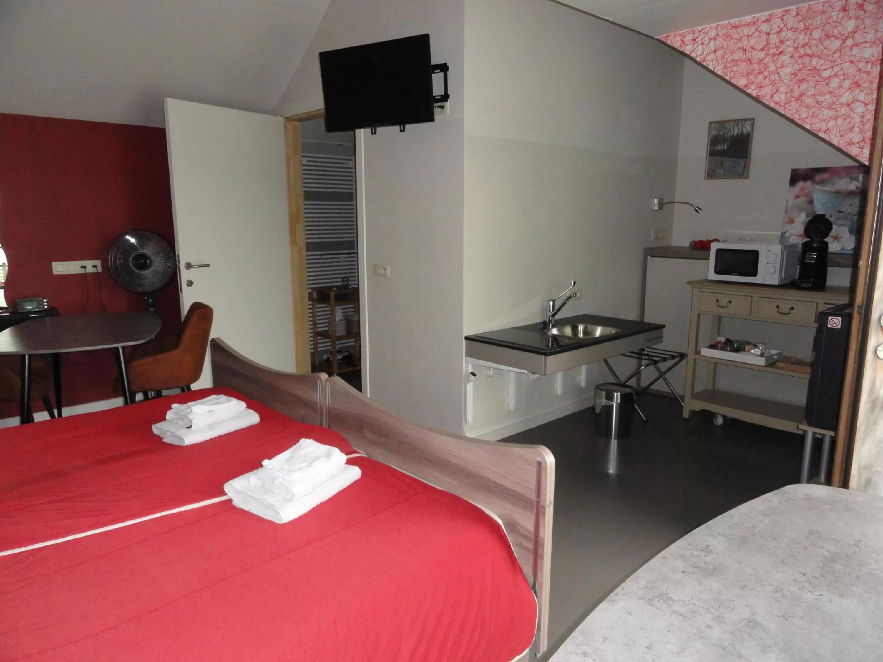 Photo of the whole room, TV/Entertainment Center in B&B Altijd Genieten