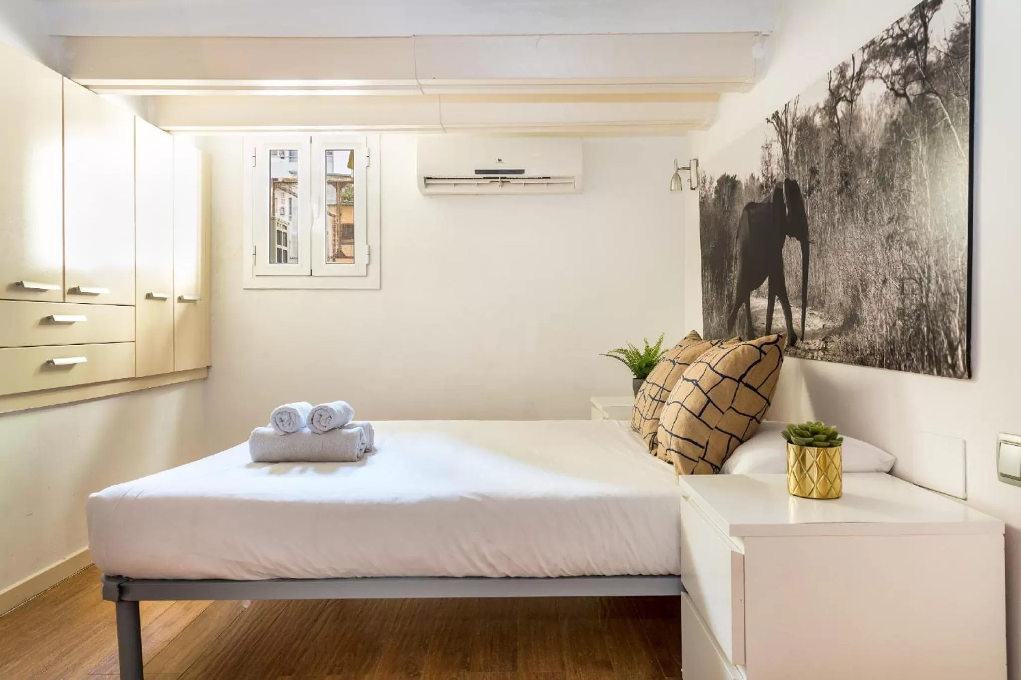 Bed in Fridays Flats Dreamy Duplex - Stylish Beach Loft