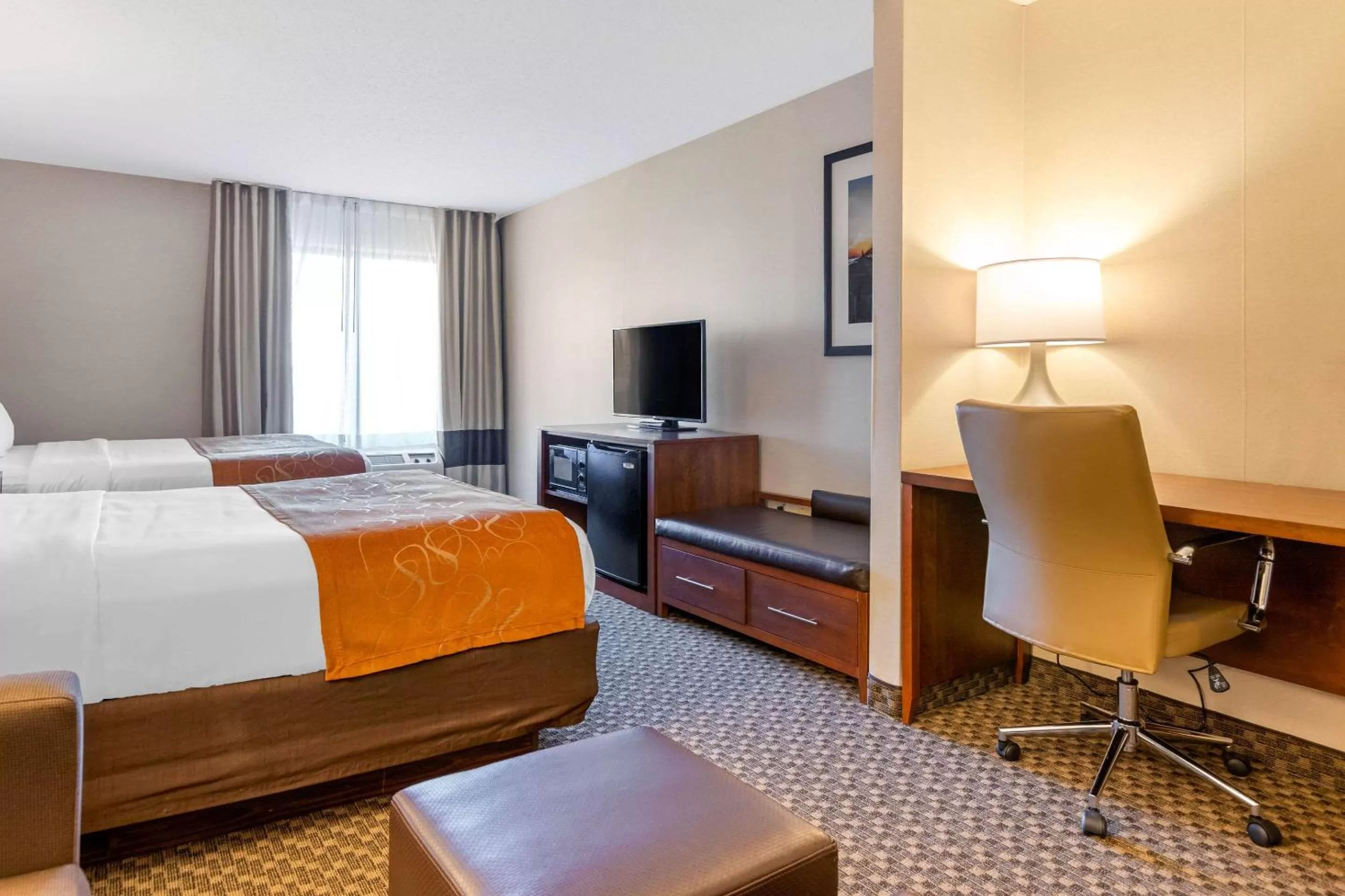 Photo of the whole room, Bed in Comfort Suites South Haven near I-96