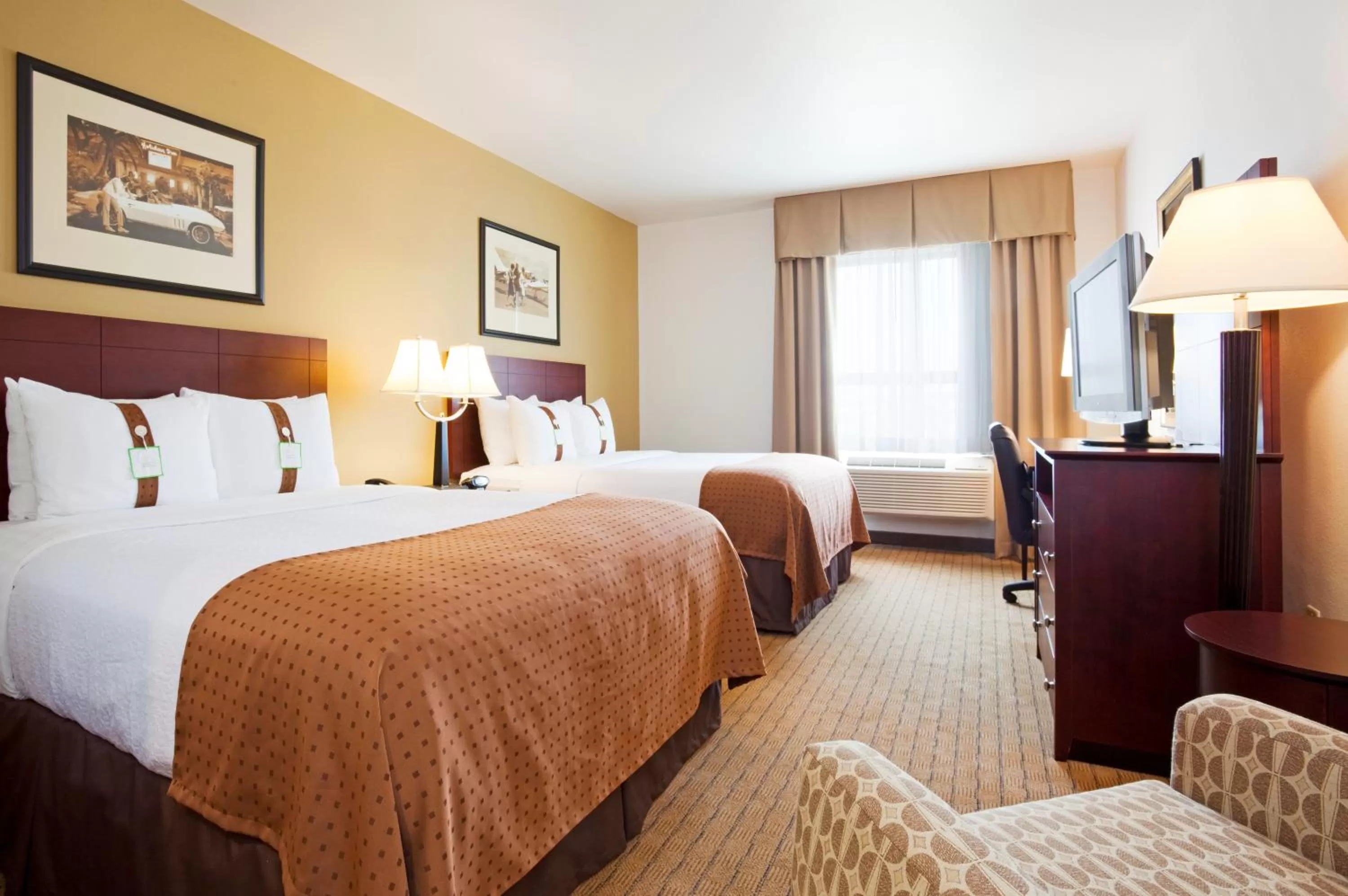 Photo of the whole room, Bed in Holiday Inn Madison at The American Center by IHG