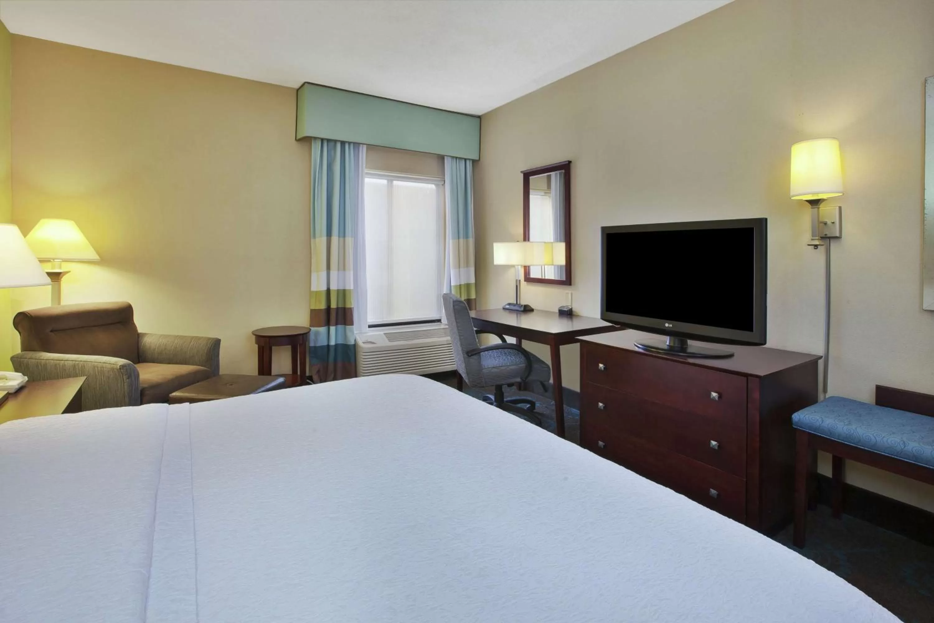 Bedroom, Bed in Hampton Inn & Suites South Bend