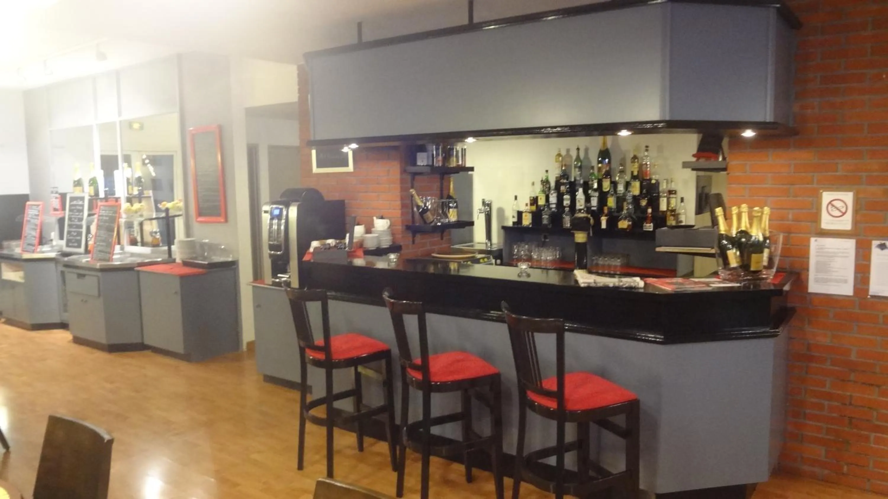 Lounge or bar in Logis Cottage Hôtel