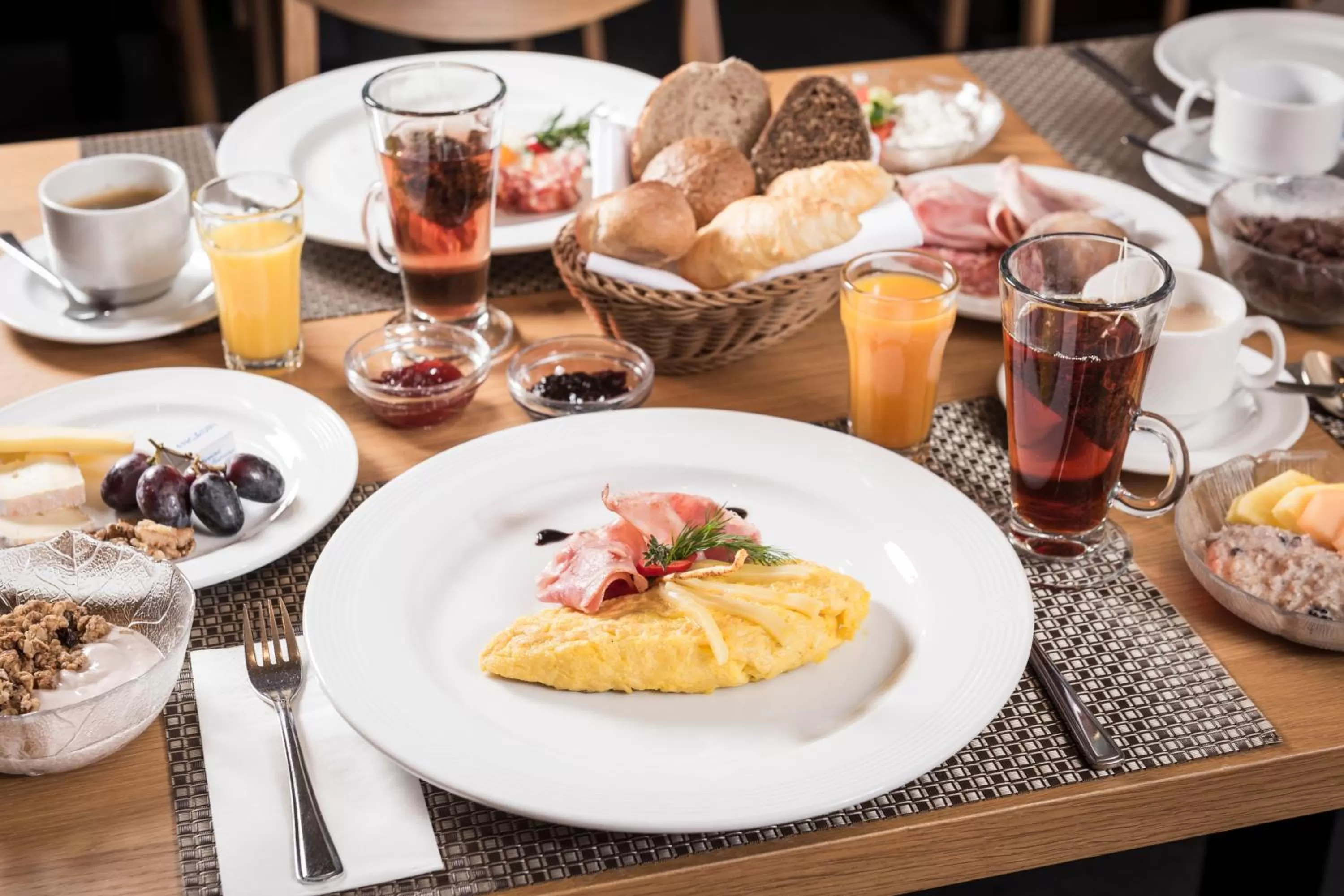 Buffet breakfast in Sternwarte by Randolins