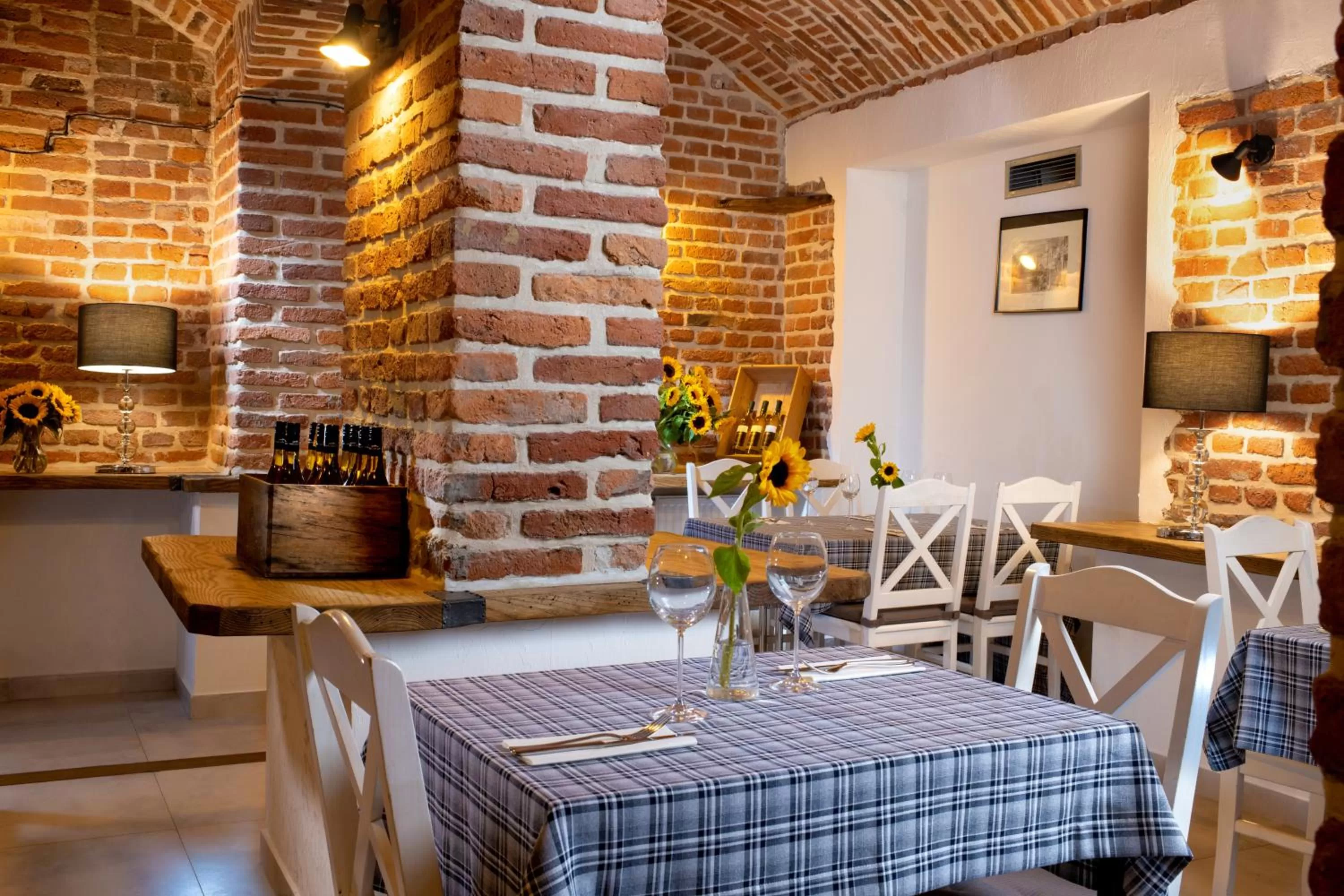 Restaurant/places to eat in Plaza Boutique Hotel