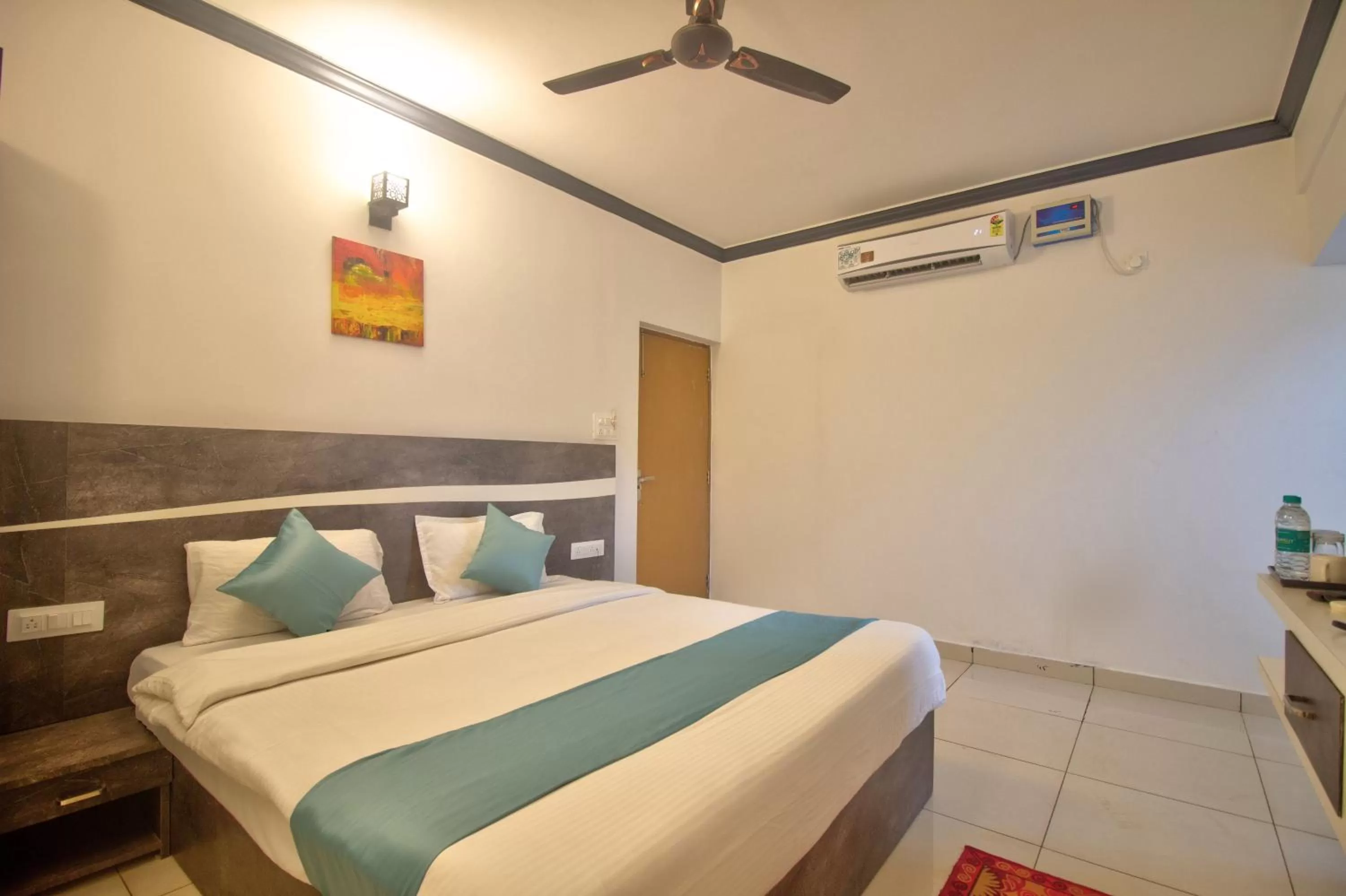 Photo of the whole room, Bed in Oceano Beach Resort