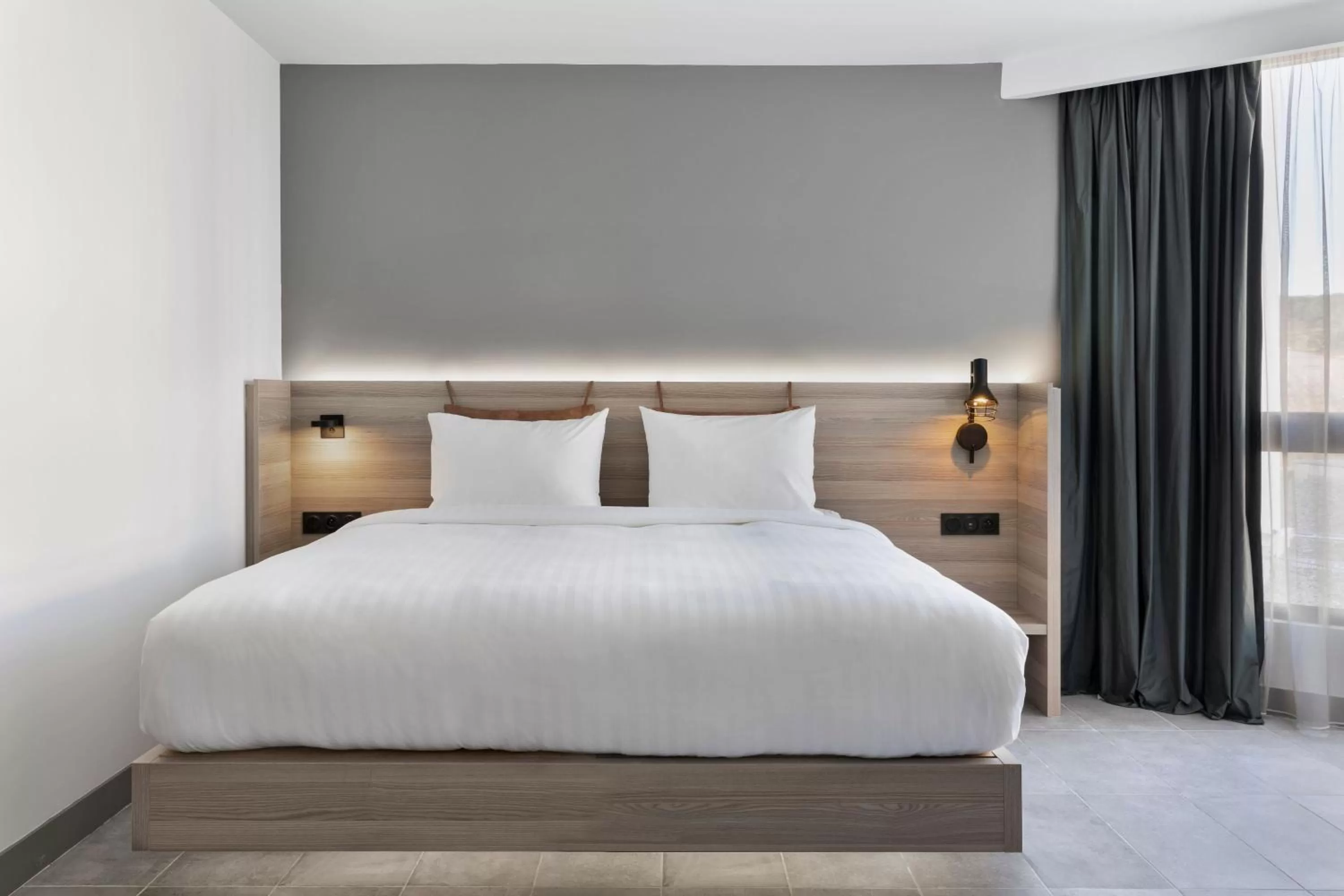 Photo of the whole room in Moxy La Ciotat