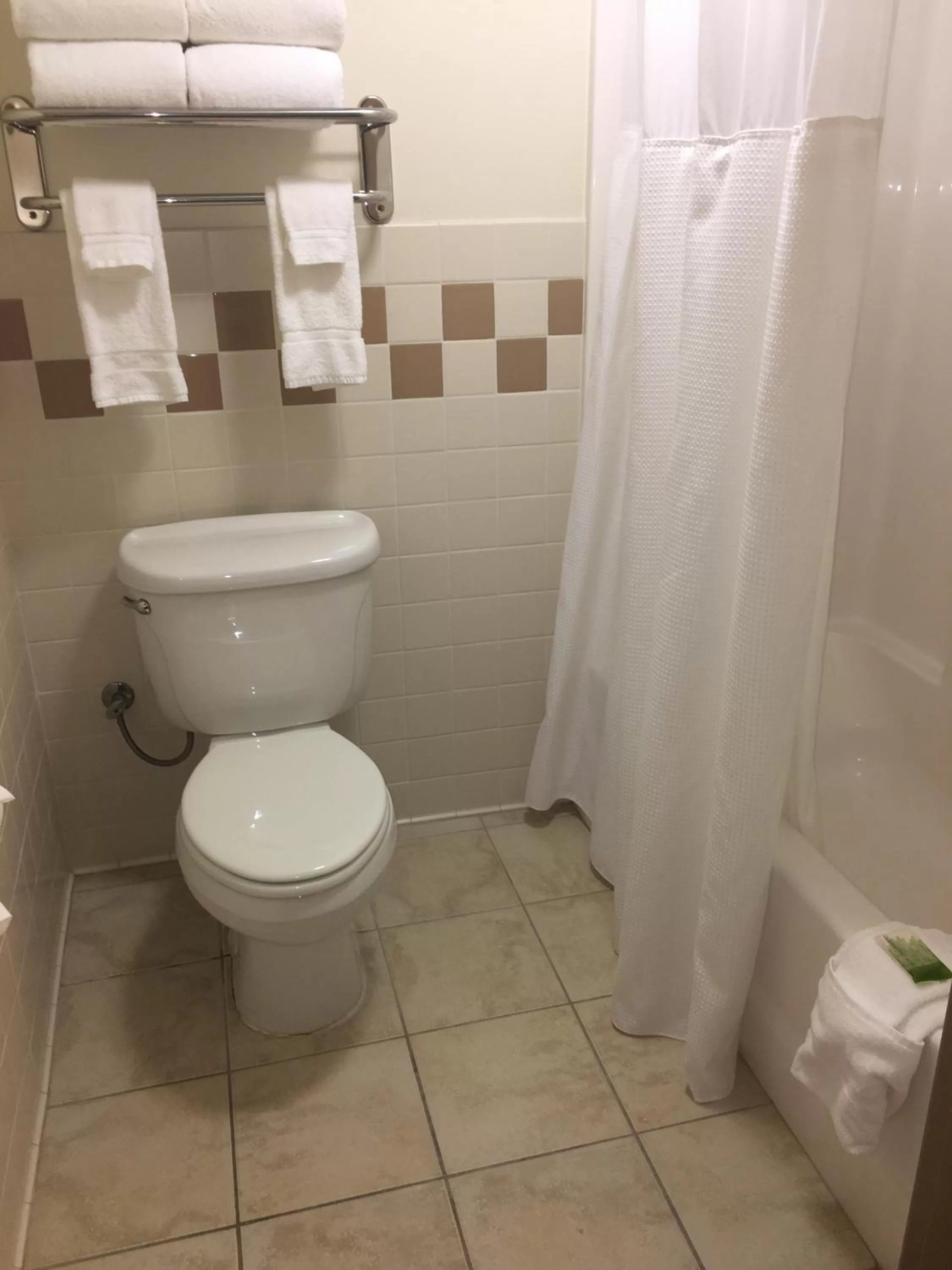 AmericInn by Wyndham Monmouth