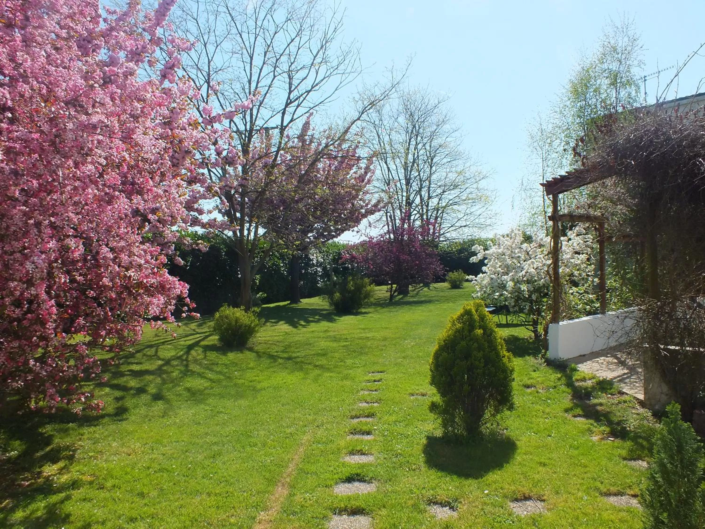 Garden in Le Mareuillais Hotel-Restaurant