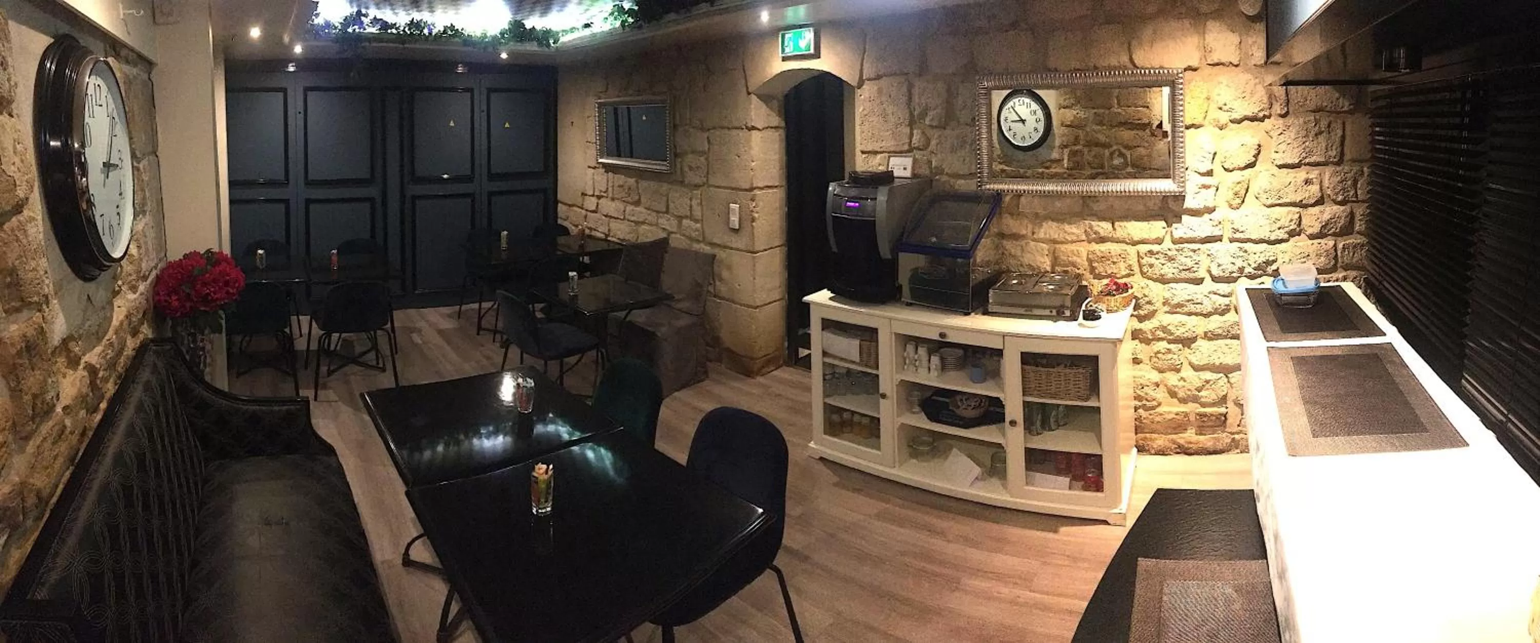 Restaurant/places to eat in Hôtel Etoile Trocadéro