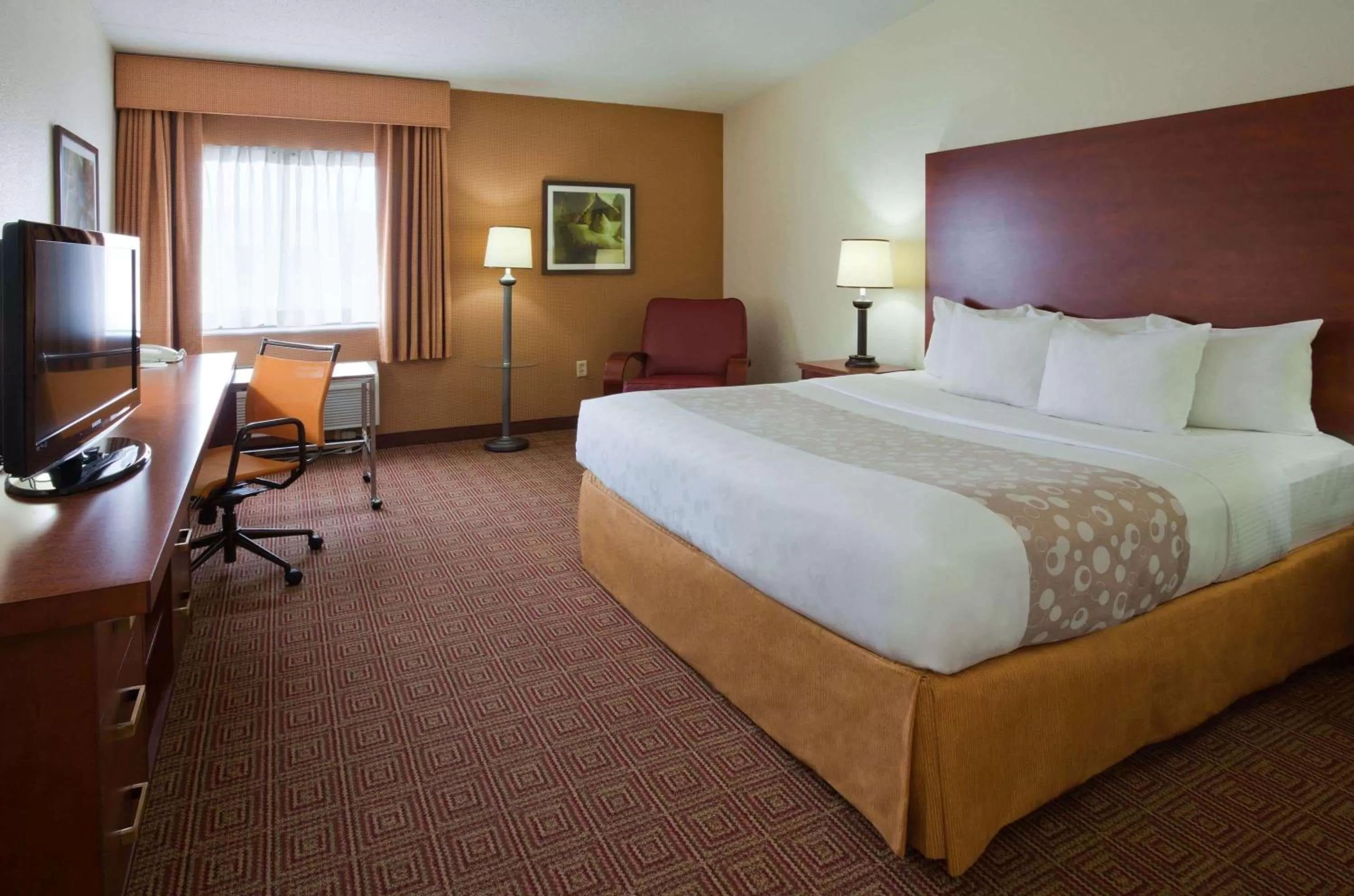Photo of the whole room, Bed in La Quinta Inn by Wyndham Minneapolis Airport Bloomington