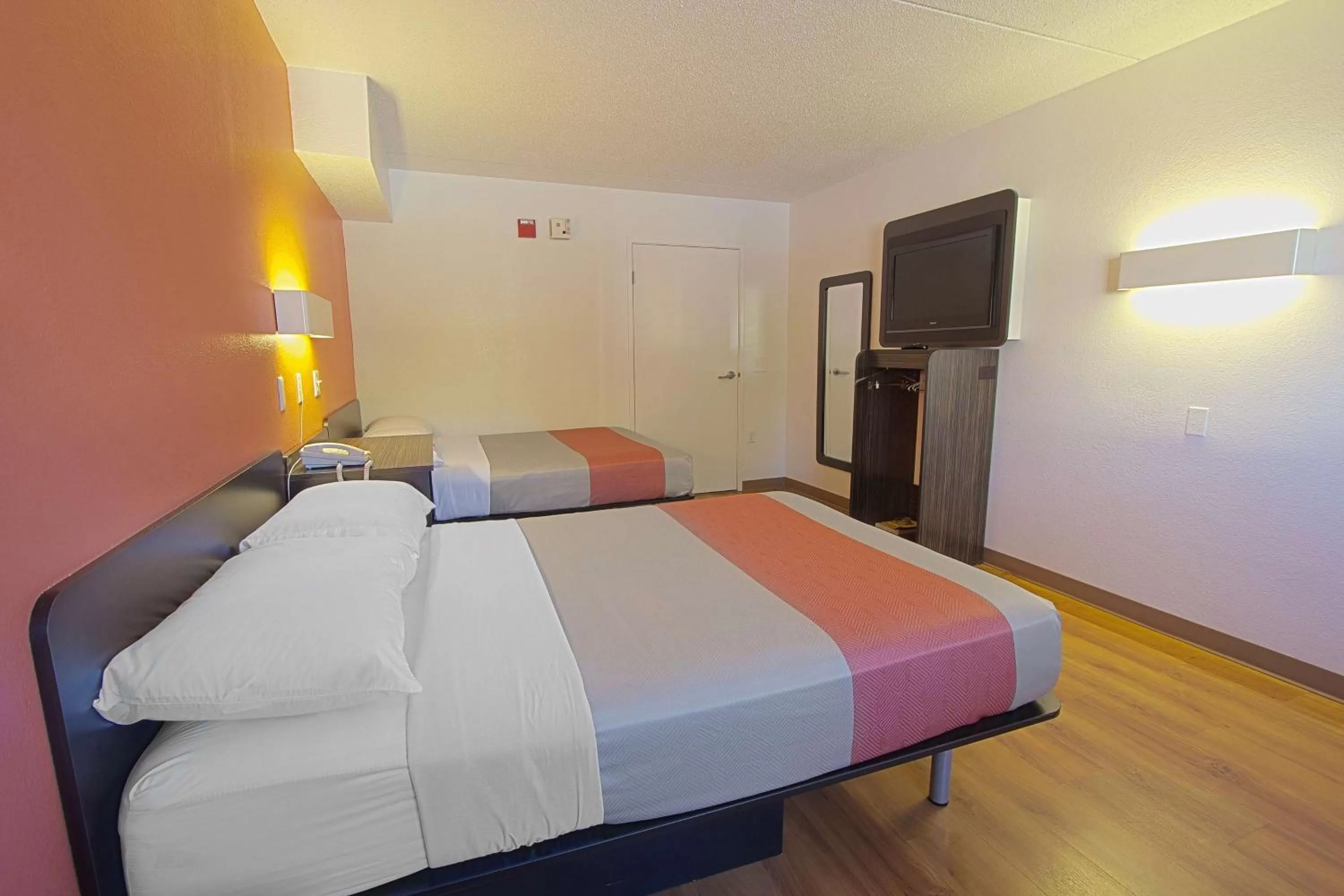TV and multimedia, Bed in Motel 6-Piscataway, NJ
