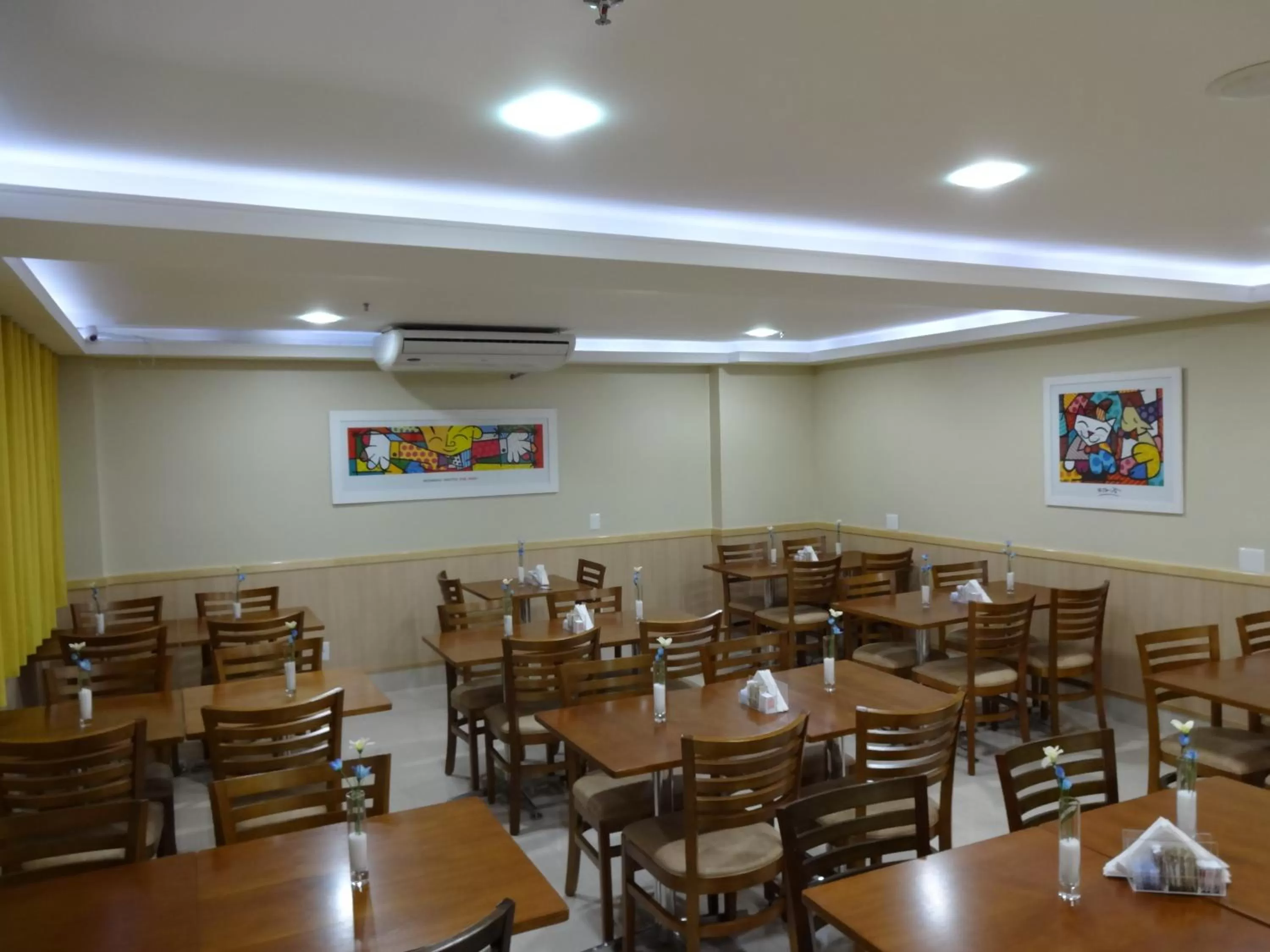 Restaurant/places to eat in Elegance Praia Hotel