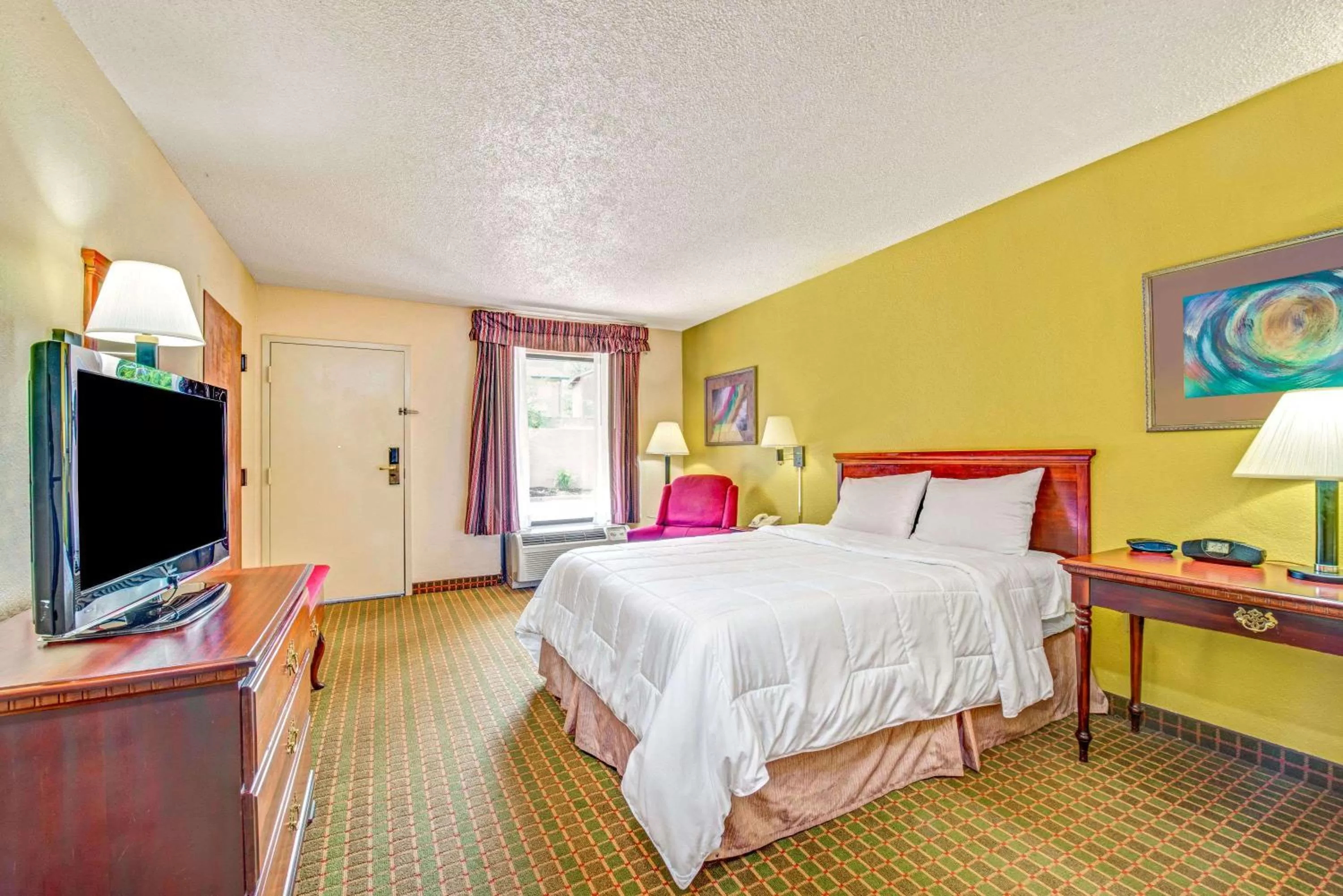 Photo of the whole room, Bed in Baymont by Wyndham McDonough