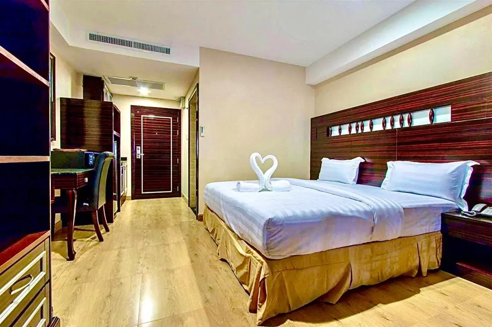Deluxe Double Room with Balcony in Land Royal Residence Deluxe Double Room with Balcony in Land Royal Residence