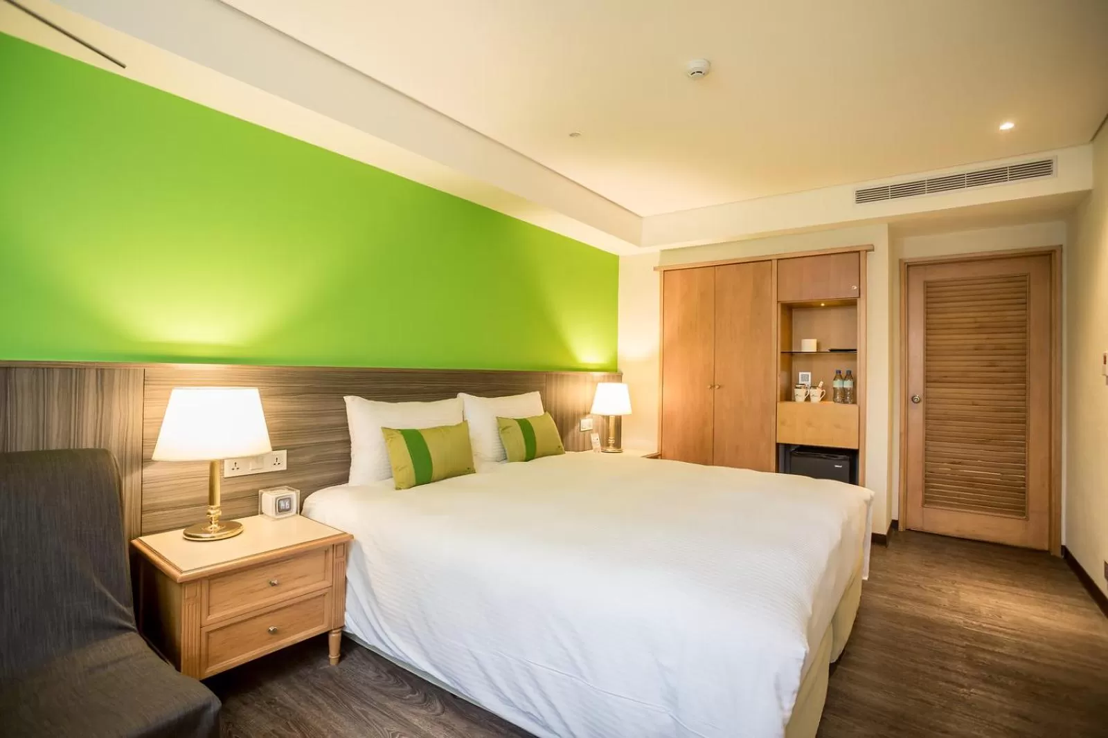 Photo of the whole room, Bed in Green World Triple Beds