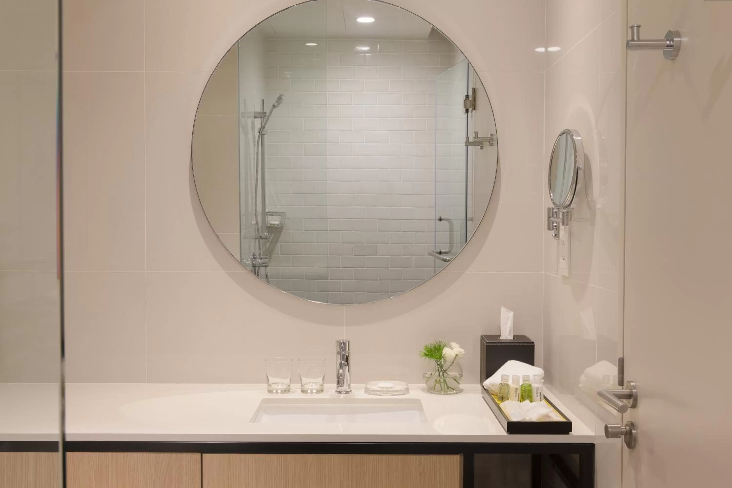 Shower in Modena by Fraser Bangkok