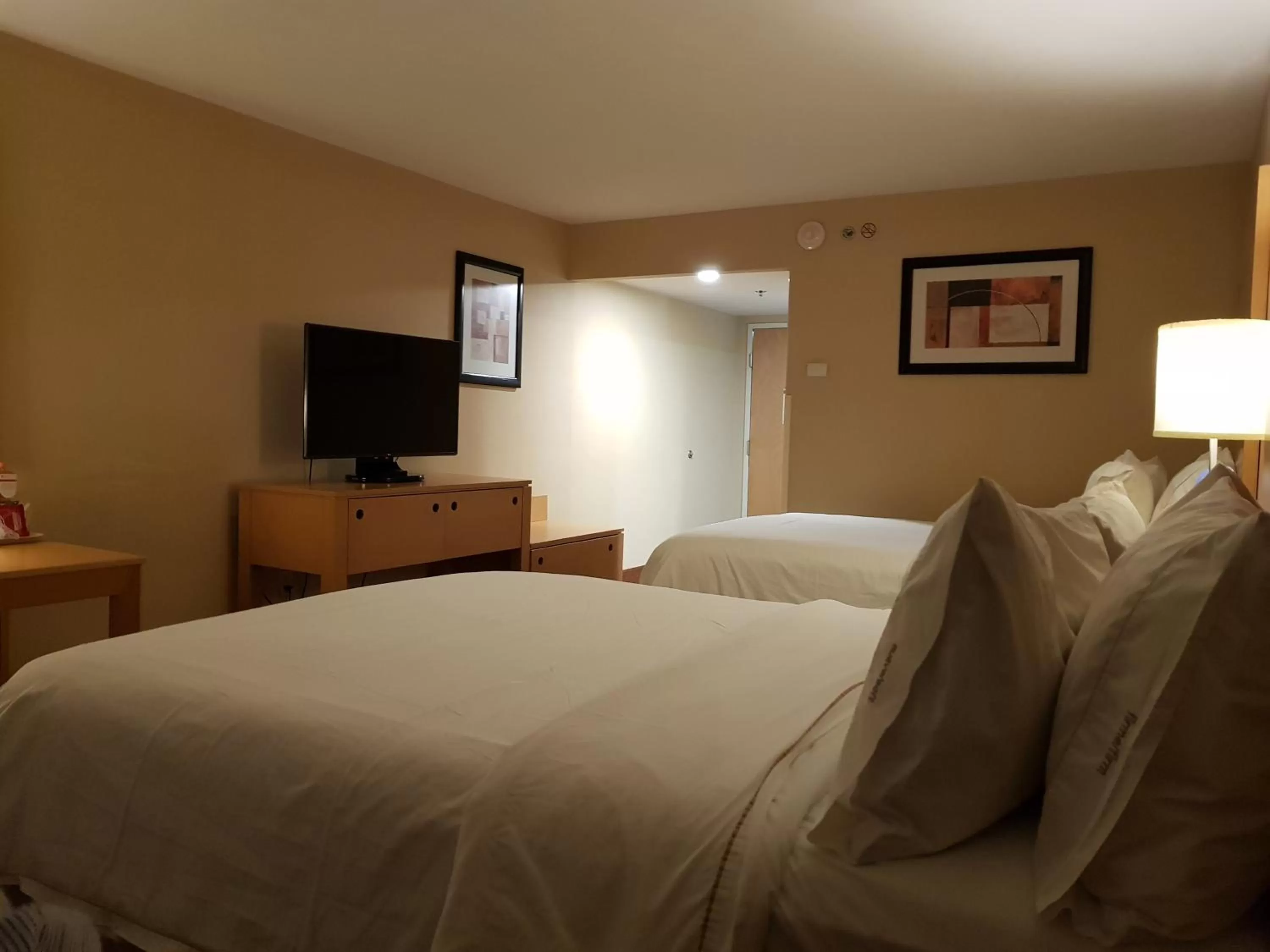 Night, Bed in Holiday Inn Express Saltillo Zona Aeropuerto by IHG
