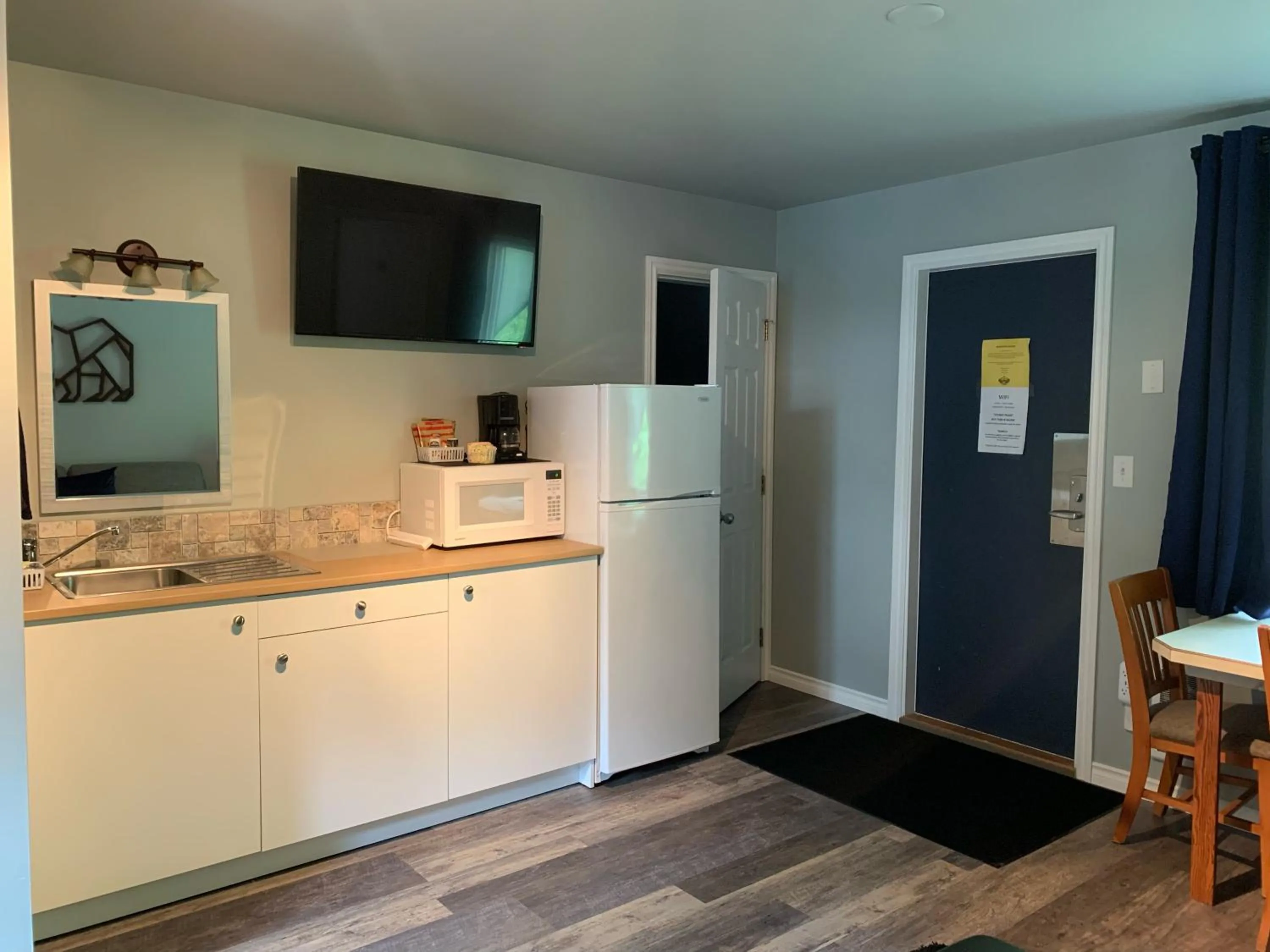 Kitchen or kitchenette in Peaks Lodge