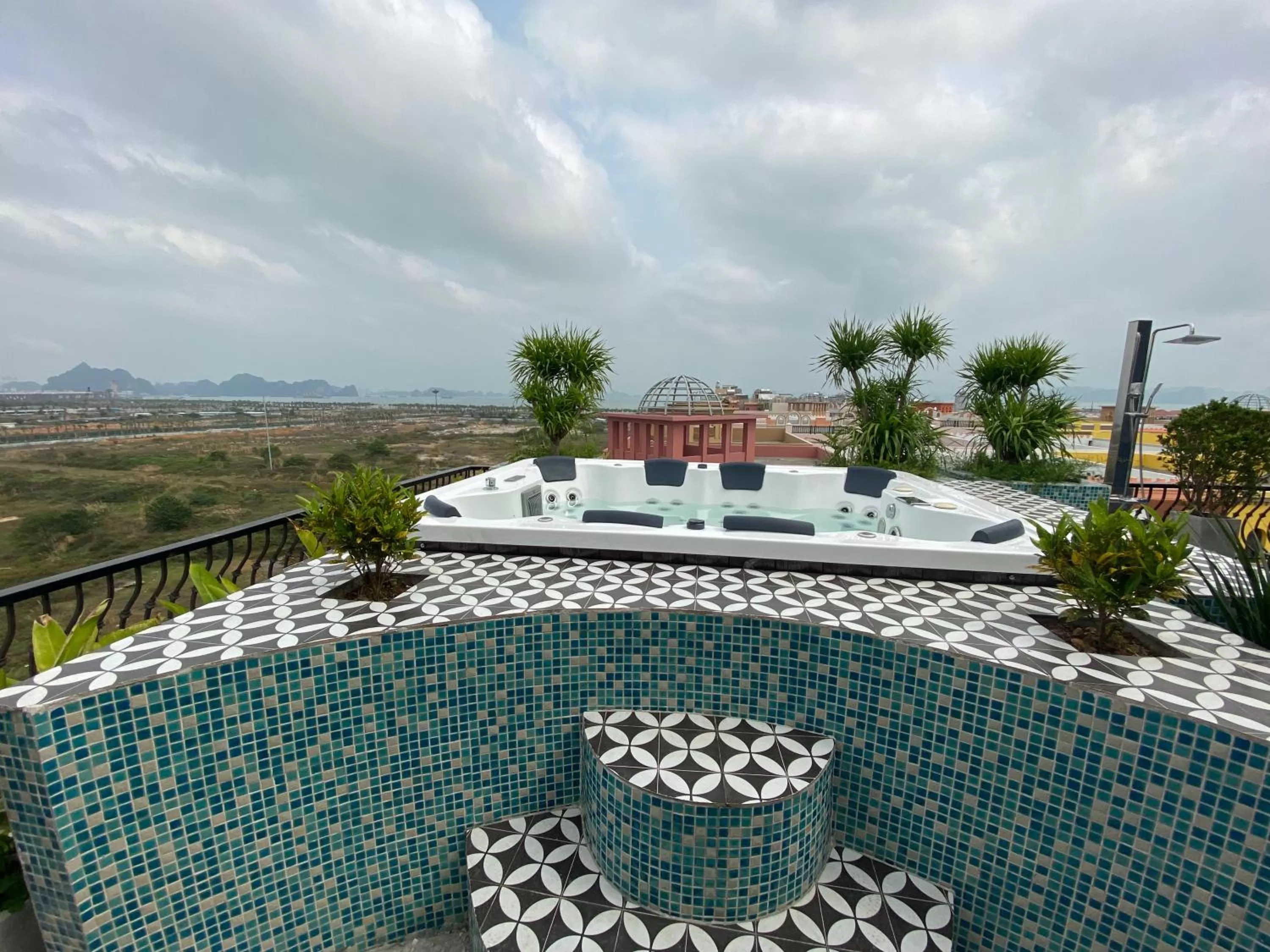 Balcony/Terrace in The Exquisite HaLong Hotel