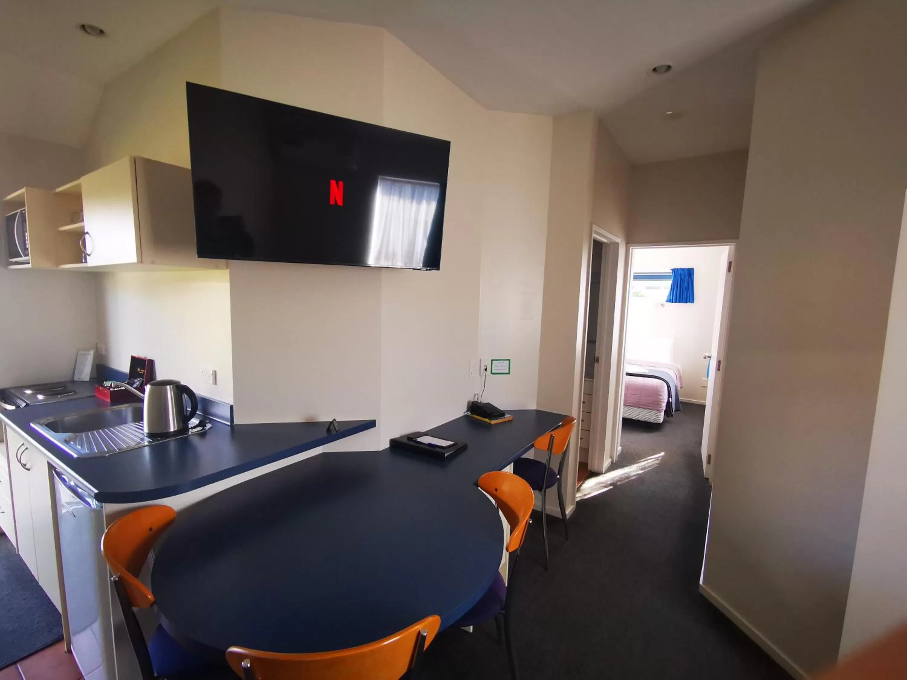 TV and multimedia in Airport Birches Motel