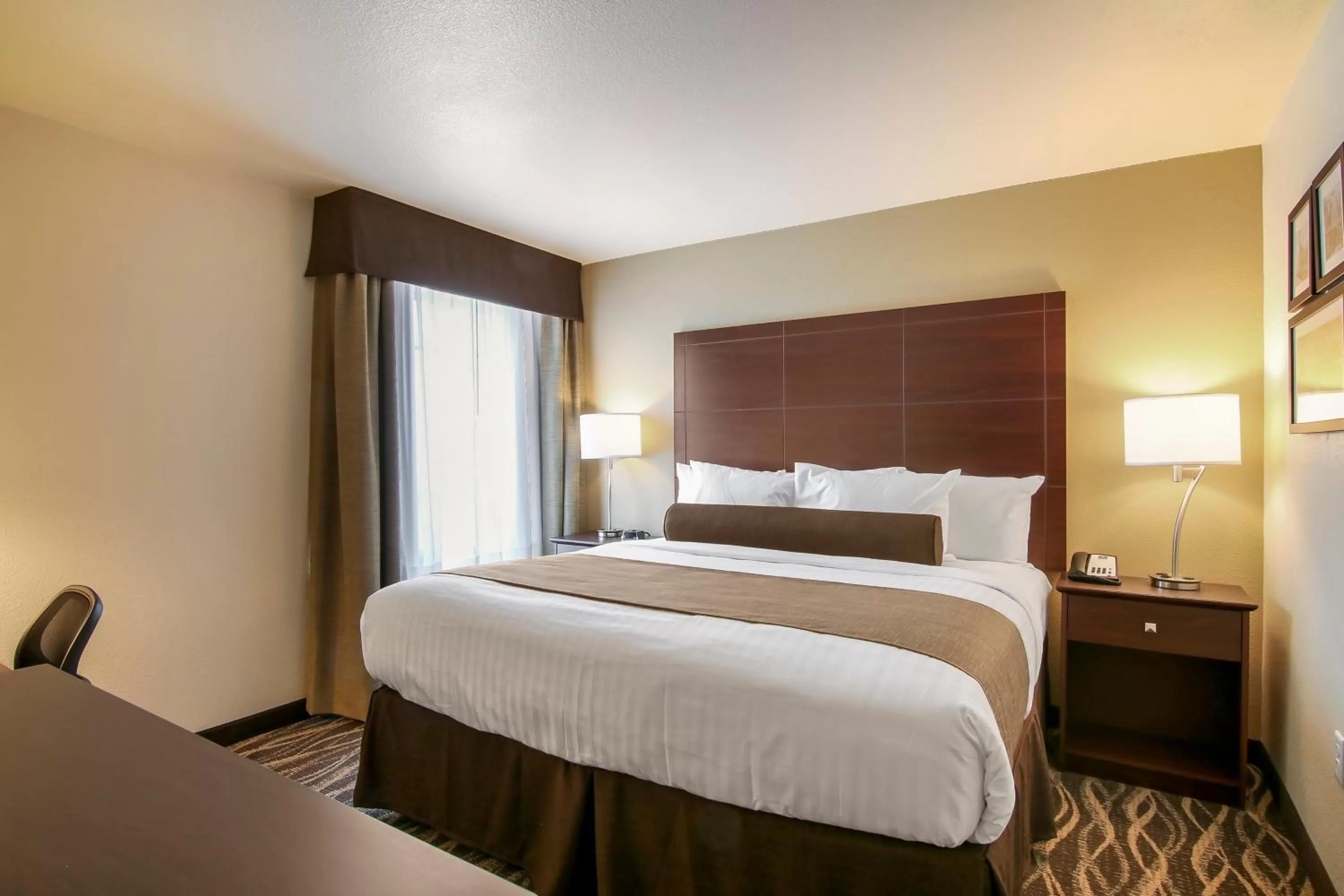 Bed in Cobblestone Inn & Suites - Menomonie/UW-Stout