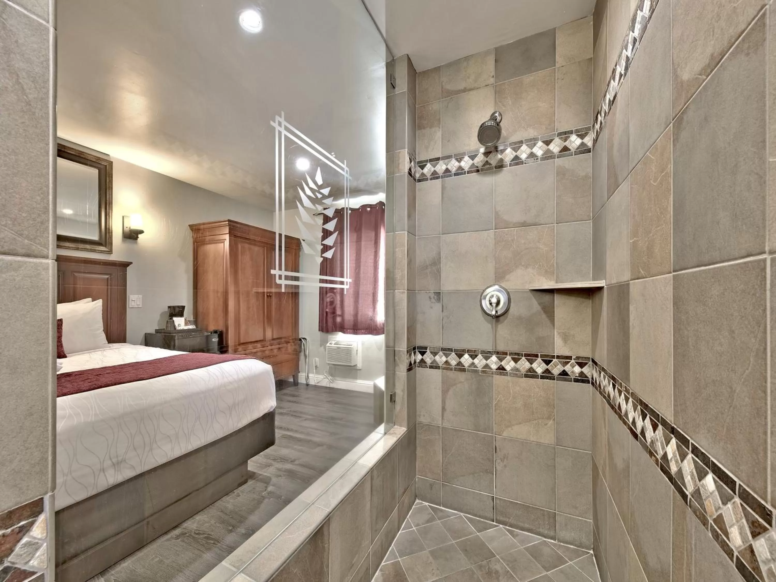 Shower, Bed in Secrets Inn Lake Tahoe