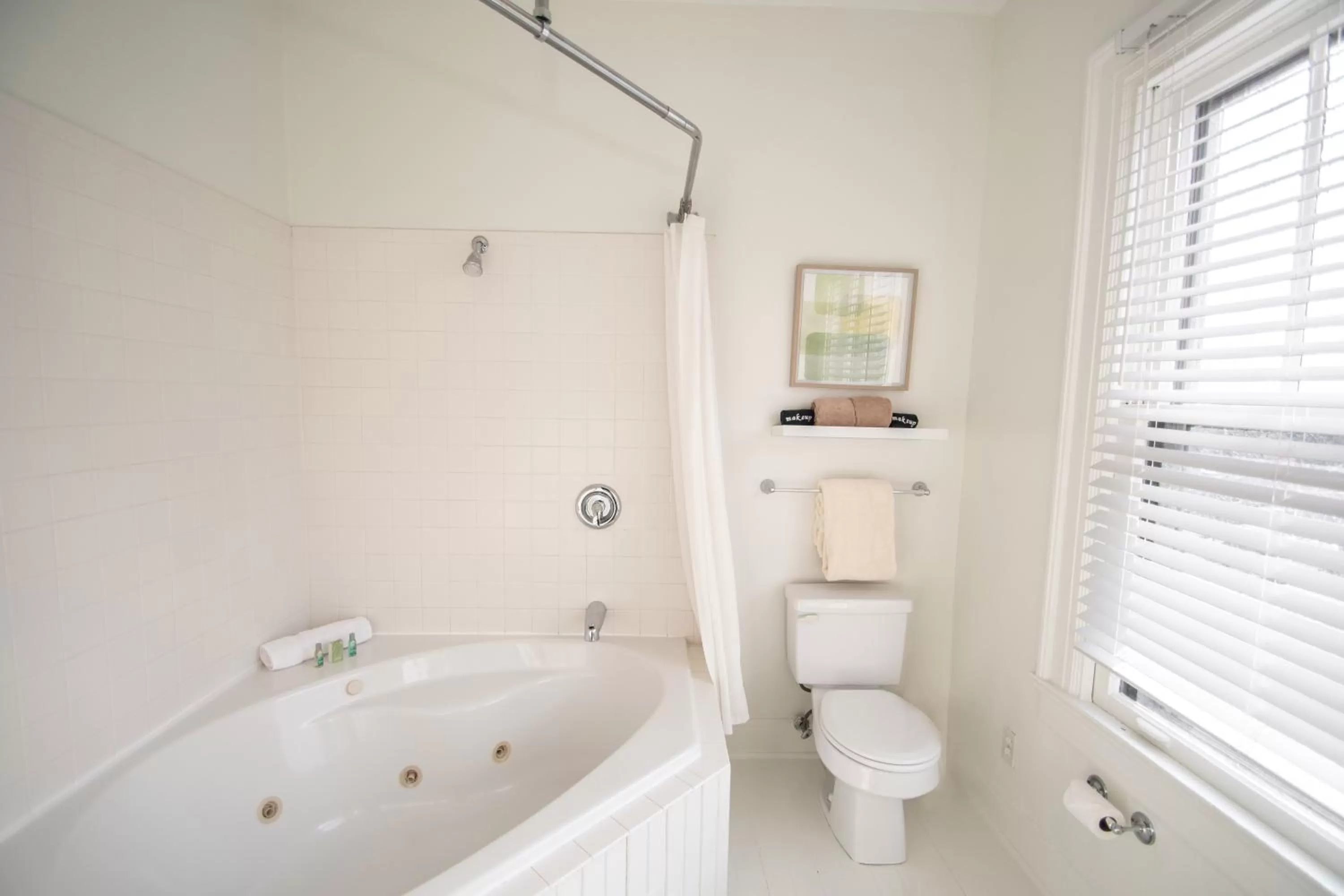 Bathroom in Looking Glass Inn