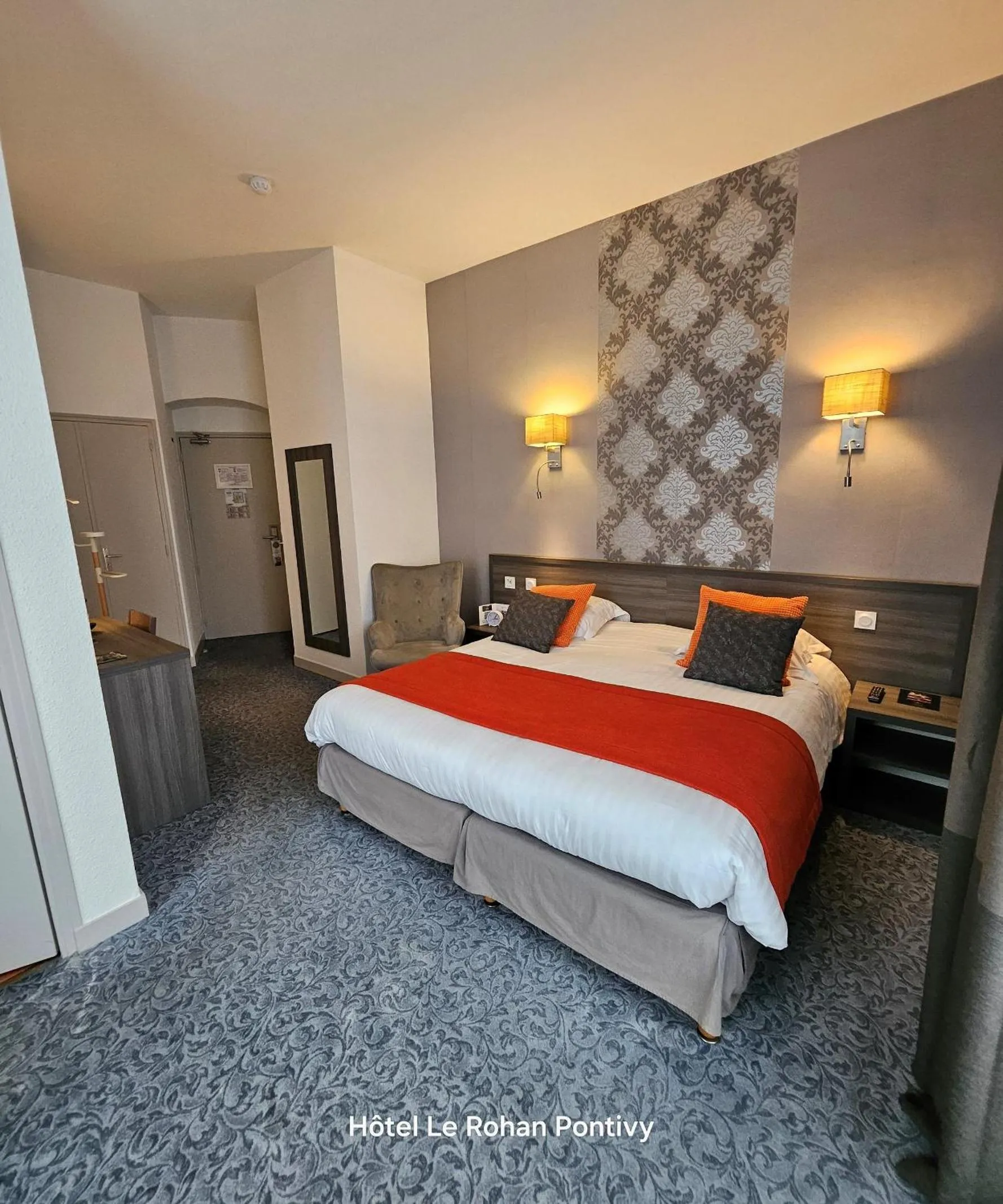 Guests, Bed in Hôtel Le Rohan Charme et Caractère