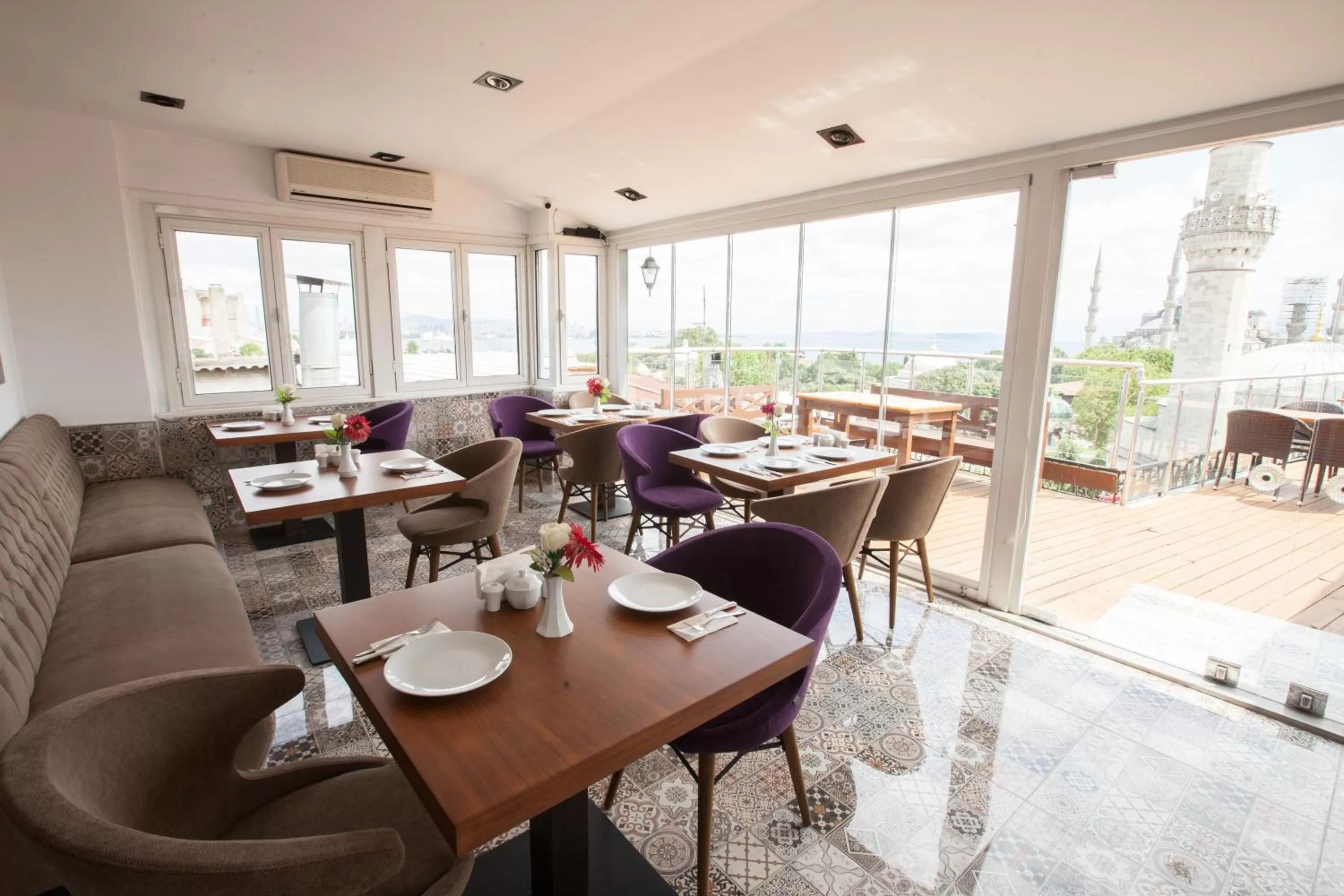 Restaurant/places to eat in Lapis Inn Hotel & Spa ( Ex. Ambassador Hotel)