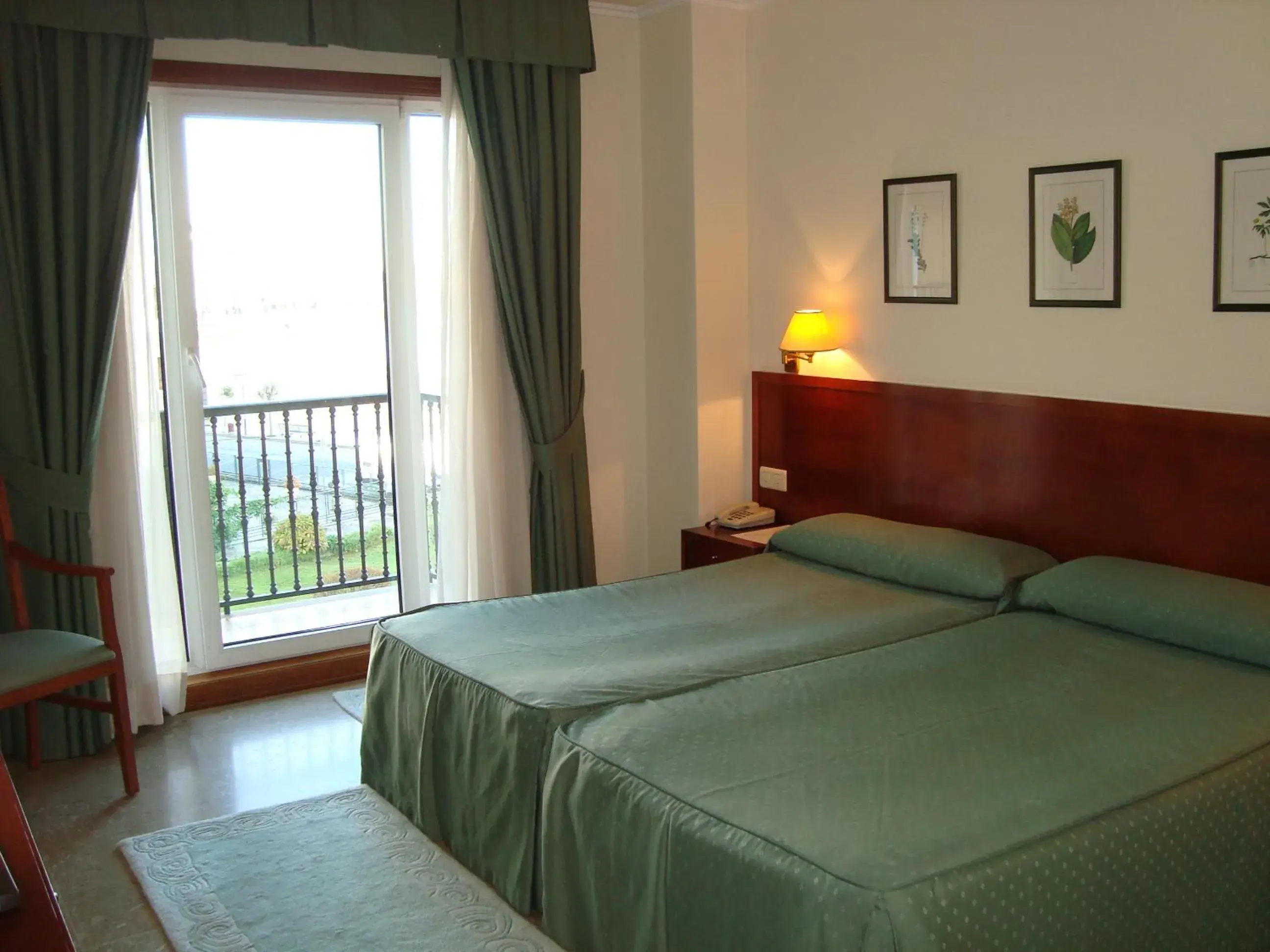 Twin Room with Extra Bed in Hotel Bahía Bayona Twin Room with Extra Bed in Hotel Bahía Bayona