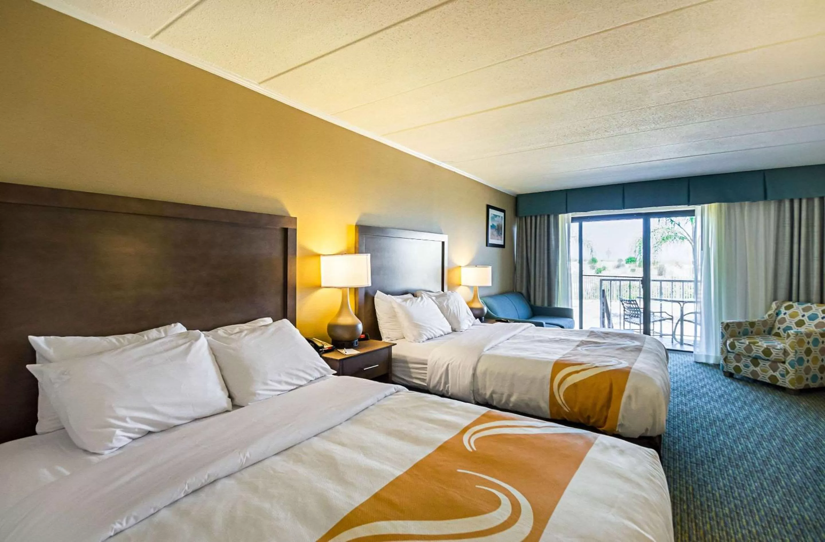 Beachfront 1st floor 2 Queens kitchenette & Sleep-Sofa in Quality Inn Oceanfront